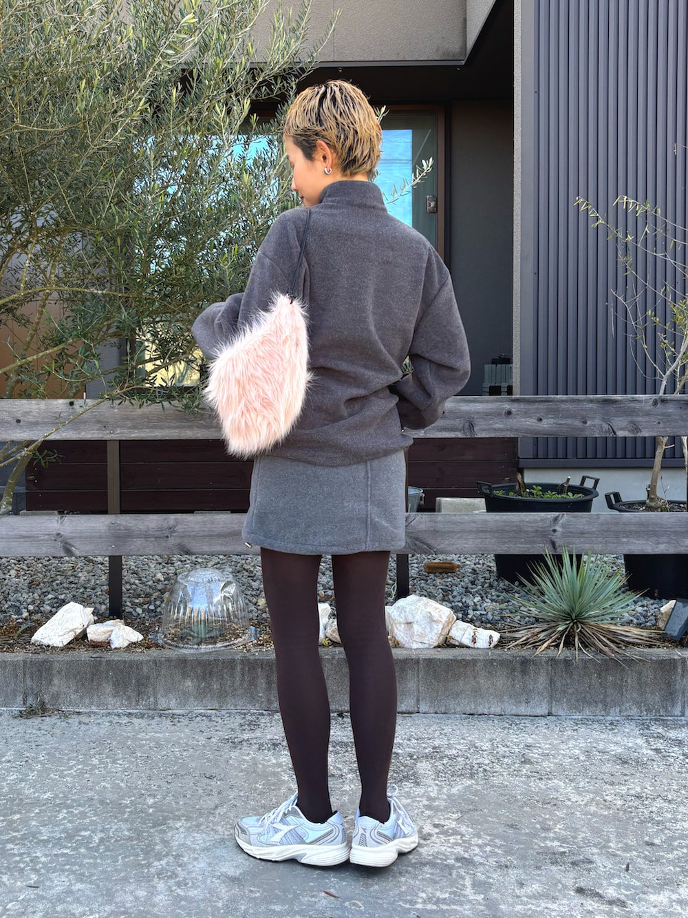 グレー系のその他トップス、グレー系のスカート、ピンク系のショルダーバッグを着用したレディースの冬コーディネートの3枚目の写真