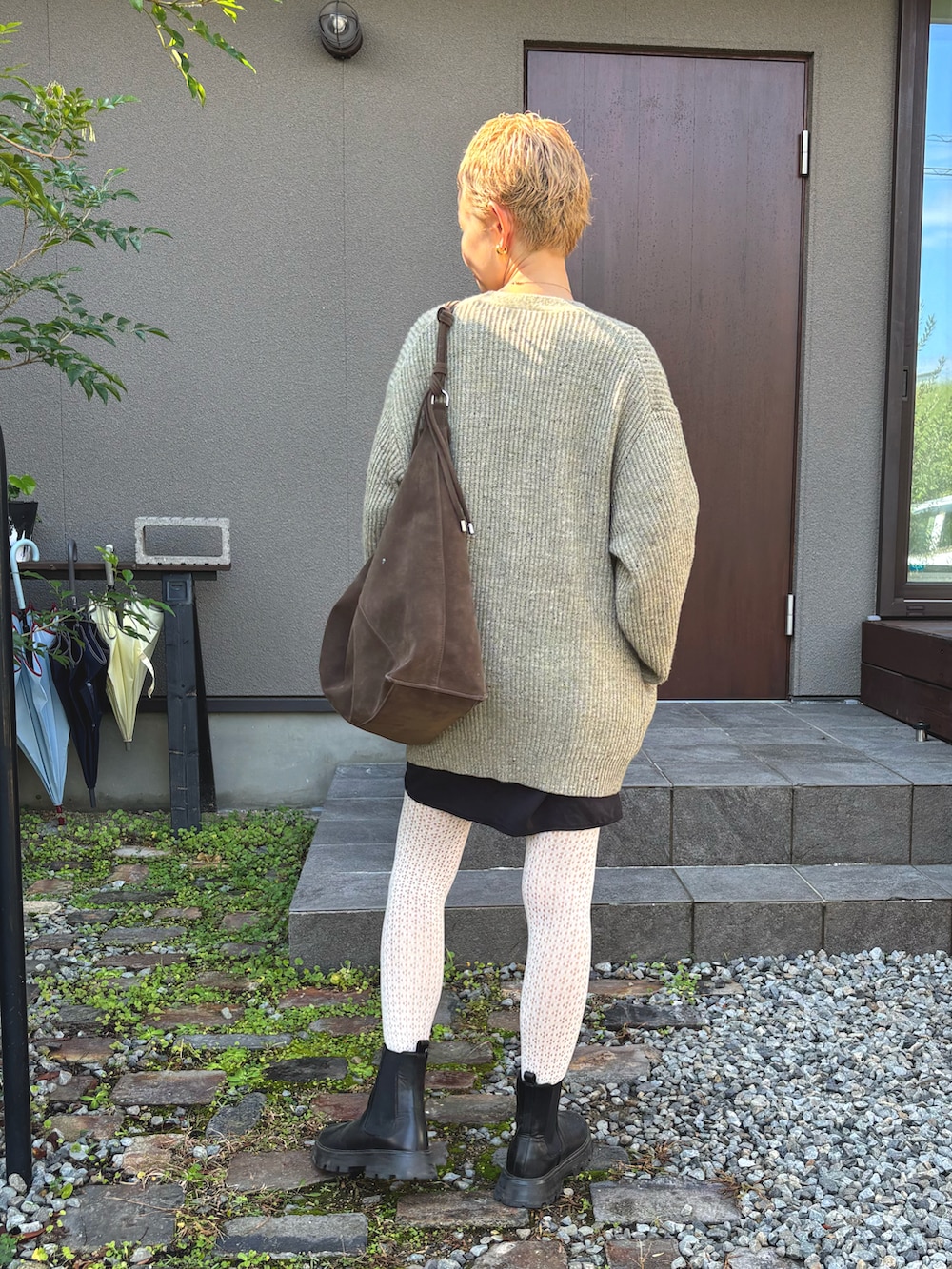 ブラック系のワンピース、グリーン系のショルダーバッグ、グリーン系のカーディガン/ボレロを着用したレディースの秋コーディネートの3枚目の写真