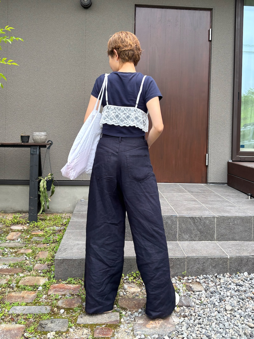 「夏コーデ、レイヤードスタイル、モノトーン、モノトーンコーデ、キャミソール、レース、スニーカー、大人カジュアル、大人コーデ、お出かけコーデ、休日スタイル、フェススタイル、Tシャツ、ラフ、ラクチンコーデ」｜「PROVOKE のPROVOKE/プロヴォーク stretch lace bra（キャミソール、ホワイト系）」を使った、mikkoさん（骨格ナチュラル・レディース・161cm）の夏コーディネートの3枚目の写真