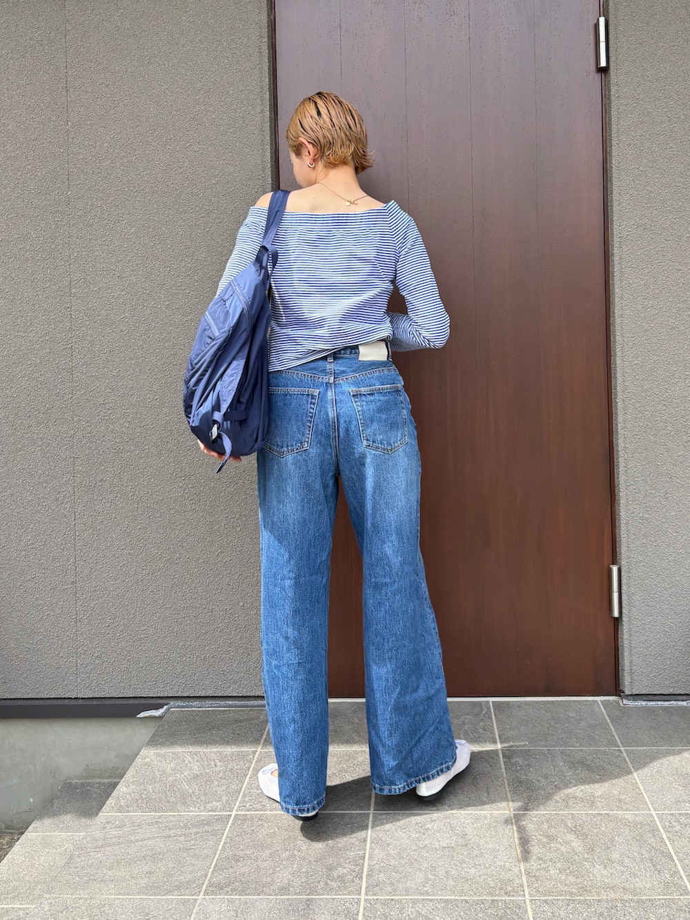 「大人カジュアル、ボーダー、春服コーデ、デニム、デニムパンツ、大人コーデ、お出かけコーデ、休日スタイル、デートコーデ、メッシュ、バレエシューズ、30代コーデ、シンプルコーデ、ラフコーデ、ラクチンコーデ」｜「PROVOKE の＜provoke＞オーバーショルダー トップス（Tシャツ/カットソー、ブルー系）」を使った、mikkoさん（骨格ナチュラル・レディース・161cm）の春コーディネートの3枚目の写真