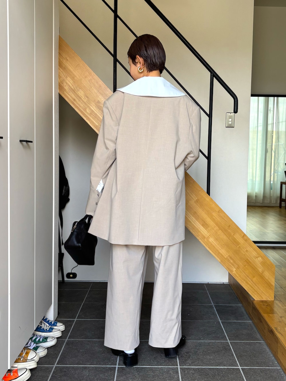 ホワイト系のシャツ/ブラウス、ベージュ系のノーカラージャケット、ベージュ系のその他パンツを着用したレディースの春コーディネートの3枚目の写真