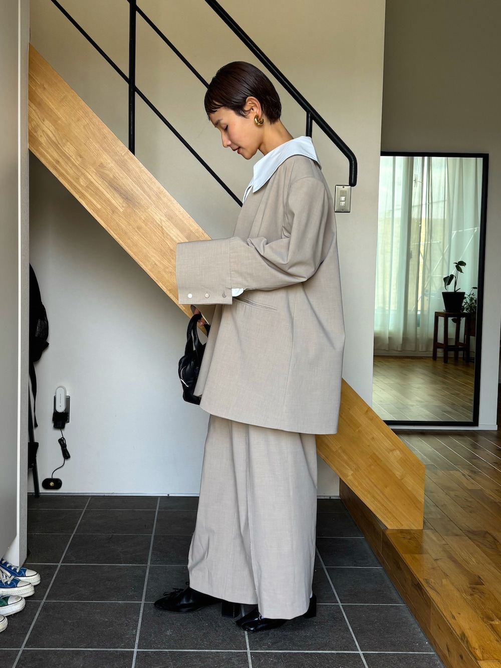 ホワイト系のシャツ/ブラウス、ベージュ系のノーカラージャケット、ベージュ系のその他パンツを着用したレディースの春コーディネートの2枚目の写真