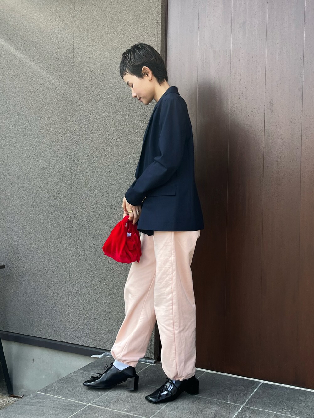 「シアートップス、ジャケット、ジャケットスタイル、入学式、ネイビー、スウェットパンツ、大人カジュアル、大人コーデ、春カラー、春コーデ、休日スタイル、お出かけコーデ、テーラードジャケット、オトナカワイイ、カラーコーデ」｜「NOLLEY’SのウォッシャブルTWストレッチジャケット（テーラードジャケット、ブルー系）」を使った、mikkoさん（レディース・161cm）の春コーディネートの2枚目の写真