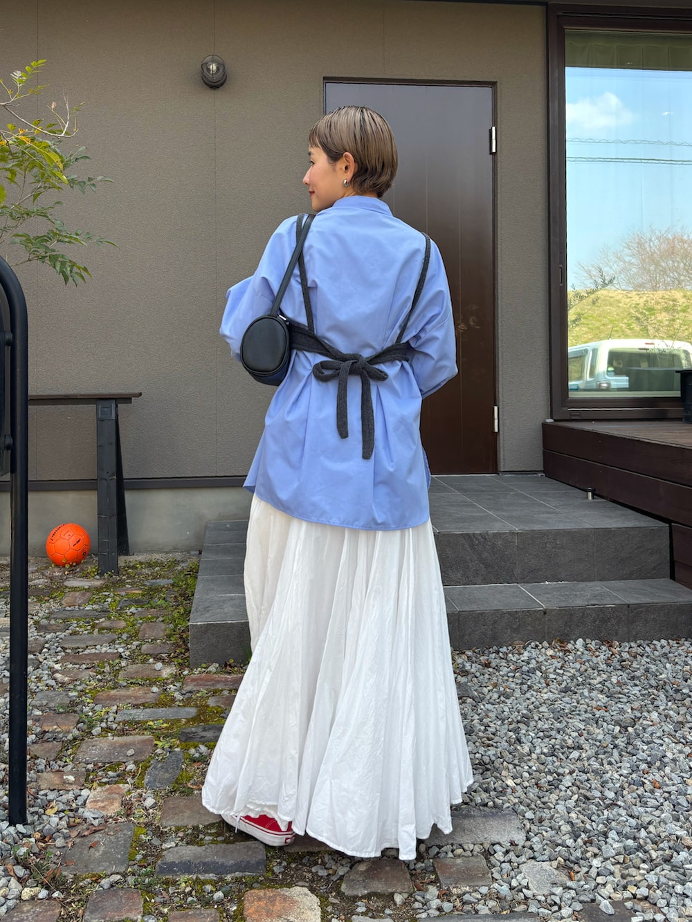 グレー系のその他トップス、ブルー系のシャツ/ブラウス、ホワイト系のスカートを着用したレディースの春コーディネートの3枚目の写真