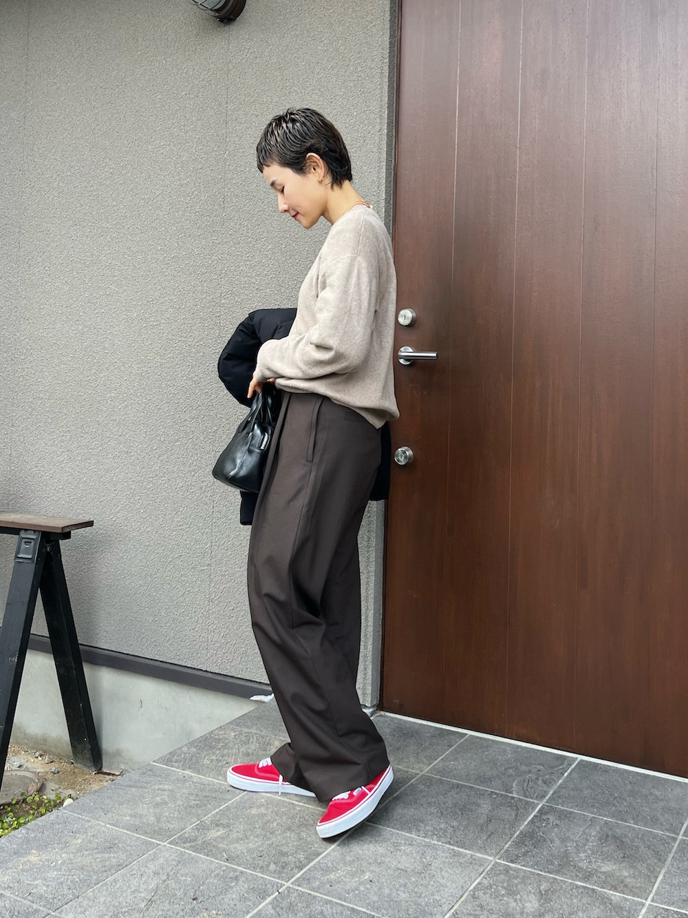 「カジュアルコーデ、スニーカー、シンプルコーデ、ブラウン、パンツスタイル、大人カジュアル、大人コーデ、チョコ色に染まれ、オトナカジュアル、楽チンコーデ、シンプルスタイル、休日スタイル、アクセサリー、ワントーンコーデ、赤」｜「tageechitaの【tageechita】ワイドレッグワンタックパンツ（スラックス、ブラウン系）」を使った、mikkoさん（レディース・161cm）の冬コーディネートの2枚目の写真