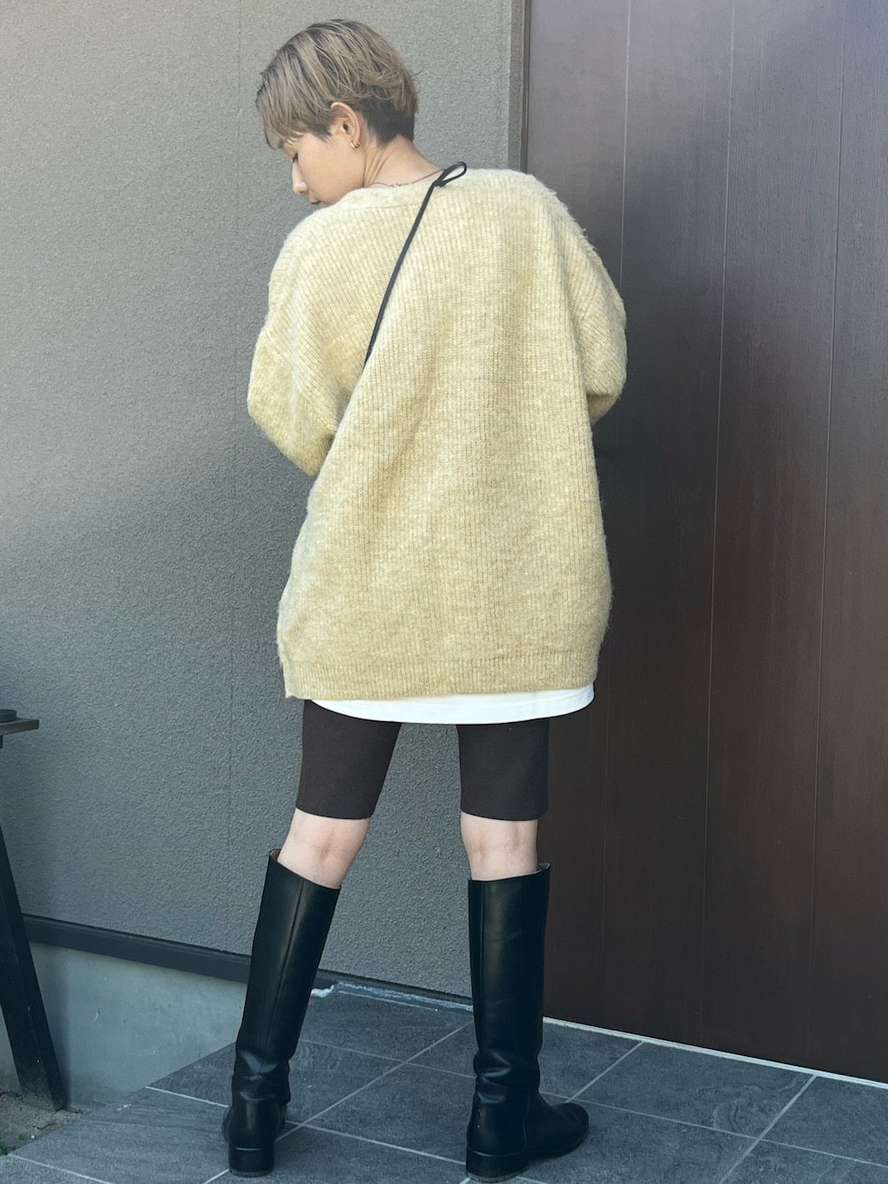 「秋っぽコーデ更新中、淡色コーデ、テーマパークコーデ、パンツスタイル、お出かけコーデ、大人カジュアル、カーティガン、ハーフパンツ、バイカーパンツ、ロングブーツ、ブーツ、ラクチンコーデ、リラックススタイル、秋服、オトナカジュアル」｜「Ungridの【WEB限定】カラールーズニットカーデ（カーディガン/ボレロ、イエロー系）」を使った、mikkoさん（レディース・161cm）の秋コーディネートの3枚目の写真