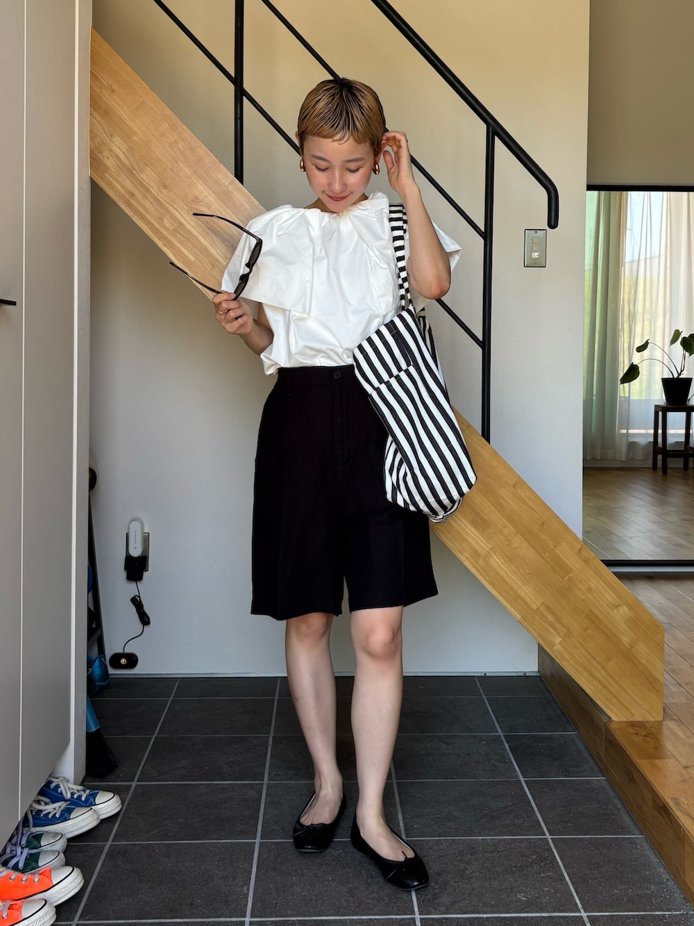 ホワイト系のシャツ/ブラウス、ブラック系のその他パンツ、ブラック系のバレエシューズを着用したレディースの夏コーディネートの3枚目の写真