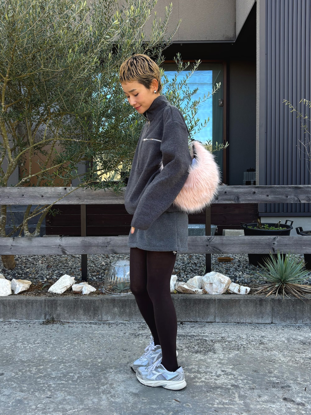 グレー系のその他トップス、グレー系のスカート、ピンク系のショルダーバッグを着用したレディースの冬コーディネートの2枚目の写真