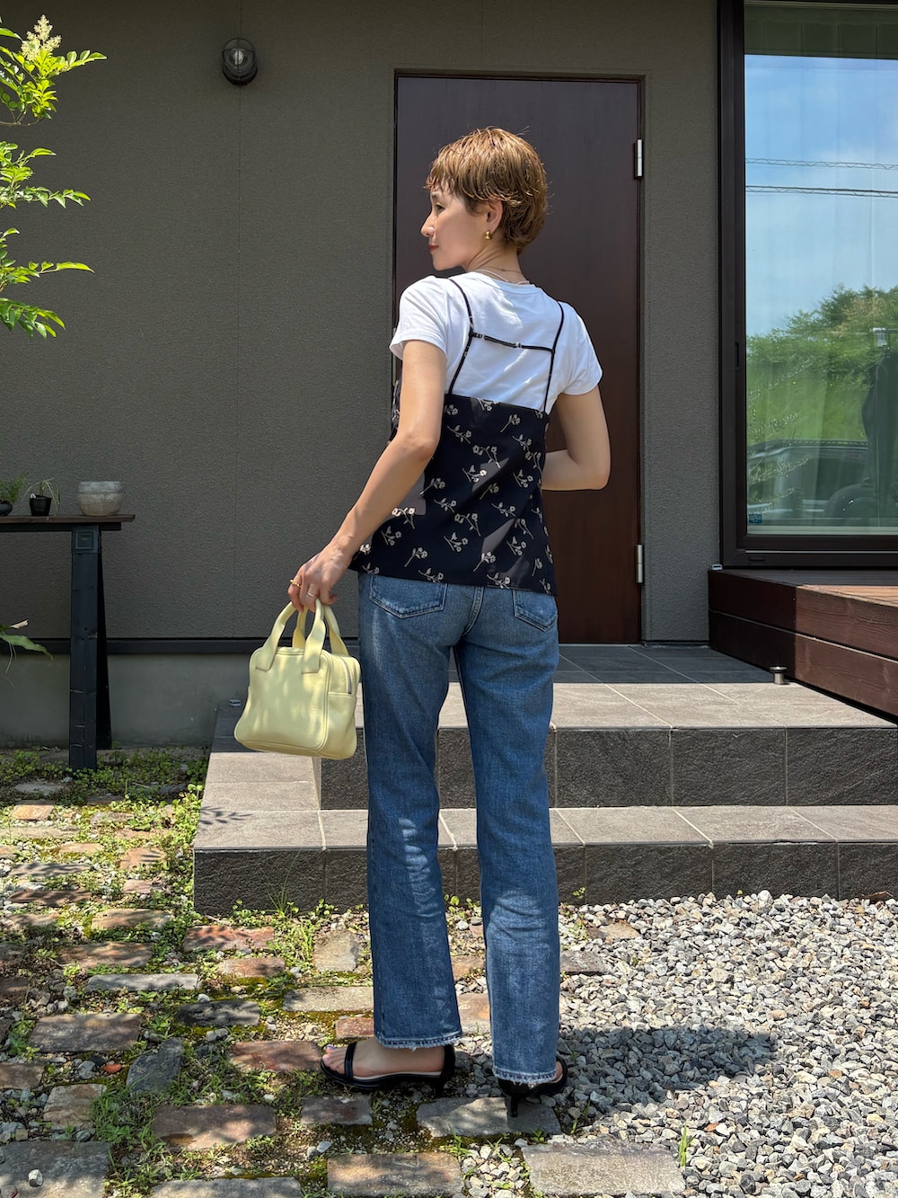 ブルー系のキャミソール、ホワイト系のTシャツ/カットソー、ホワイト系のバッグを着用したレディースの夏コーディネートの3枚目の写真