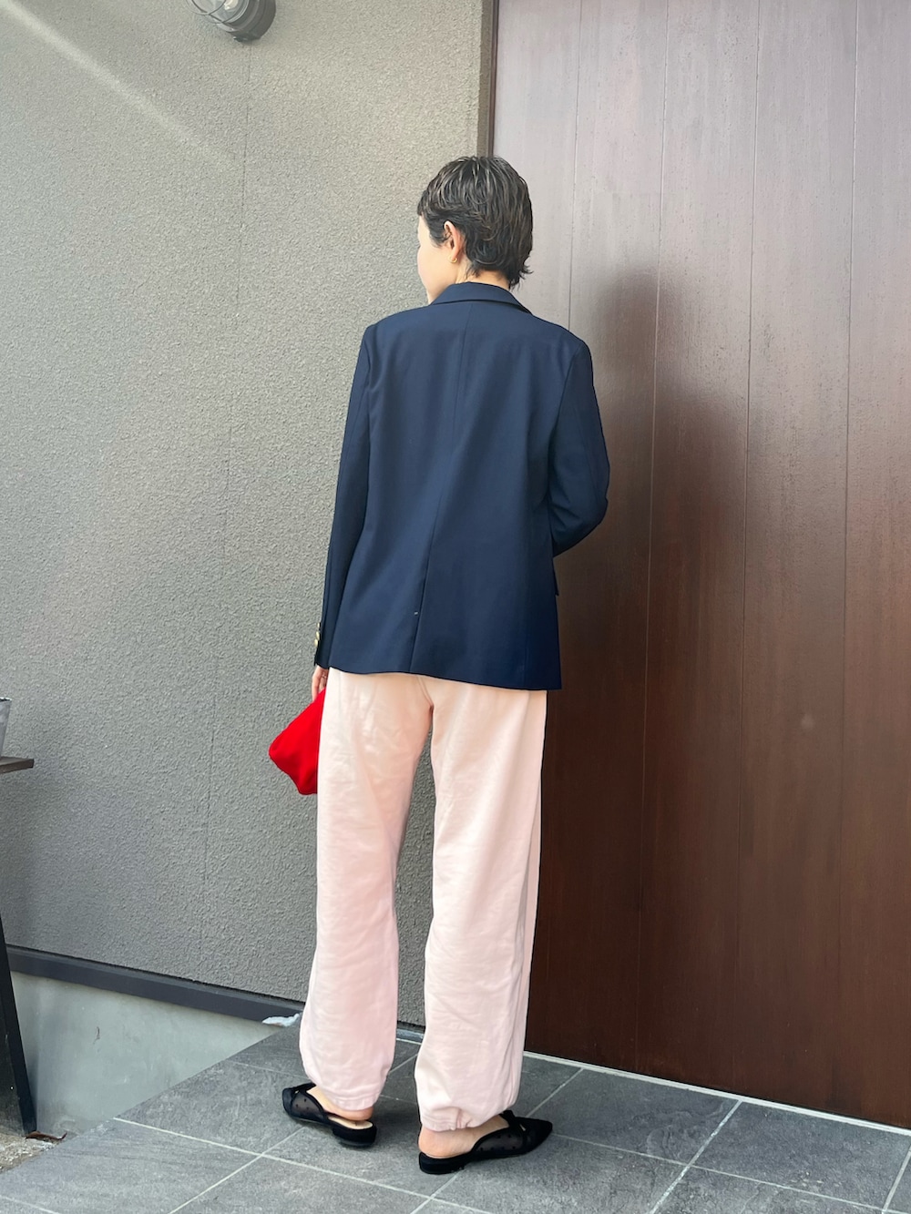「シアートップス、ジャケット、ジャケットスタイル、入学式、ネイビー、スウェットパンツ、大人カジュアル、大人コーデ、春カラー、春コーデ、休日スタイル、お出かけコーデ、テーラードジャケット、オトナカワイイ、カラーコーデ」｜「NOLLEY’SのウォッシャブルTWストレッチジャケット（テーラードジャケット、ブルー系）」を使った、mikkoさん（レディース・161cm）の春コーディネートの3枚目の写真