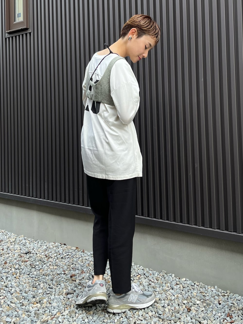 「春のNewスタイル、レイヤードスタイル、レイヤード、ビスチェ、パンツスタイル、パンツ、モノトーン、ショルダーバッグ、スニーカー、春ファッション、おでかけコーデ、スニーカーコーデ、シンプルスタイル、今日のコーデ、ラクチンコーデ」｜「null.のネップファブリックビスチェ（ベスト、グリーン系）」を使った、mikkoさん（レディース・161cm）の春コーディネートの2枚目の写真