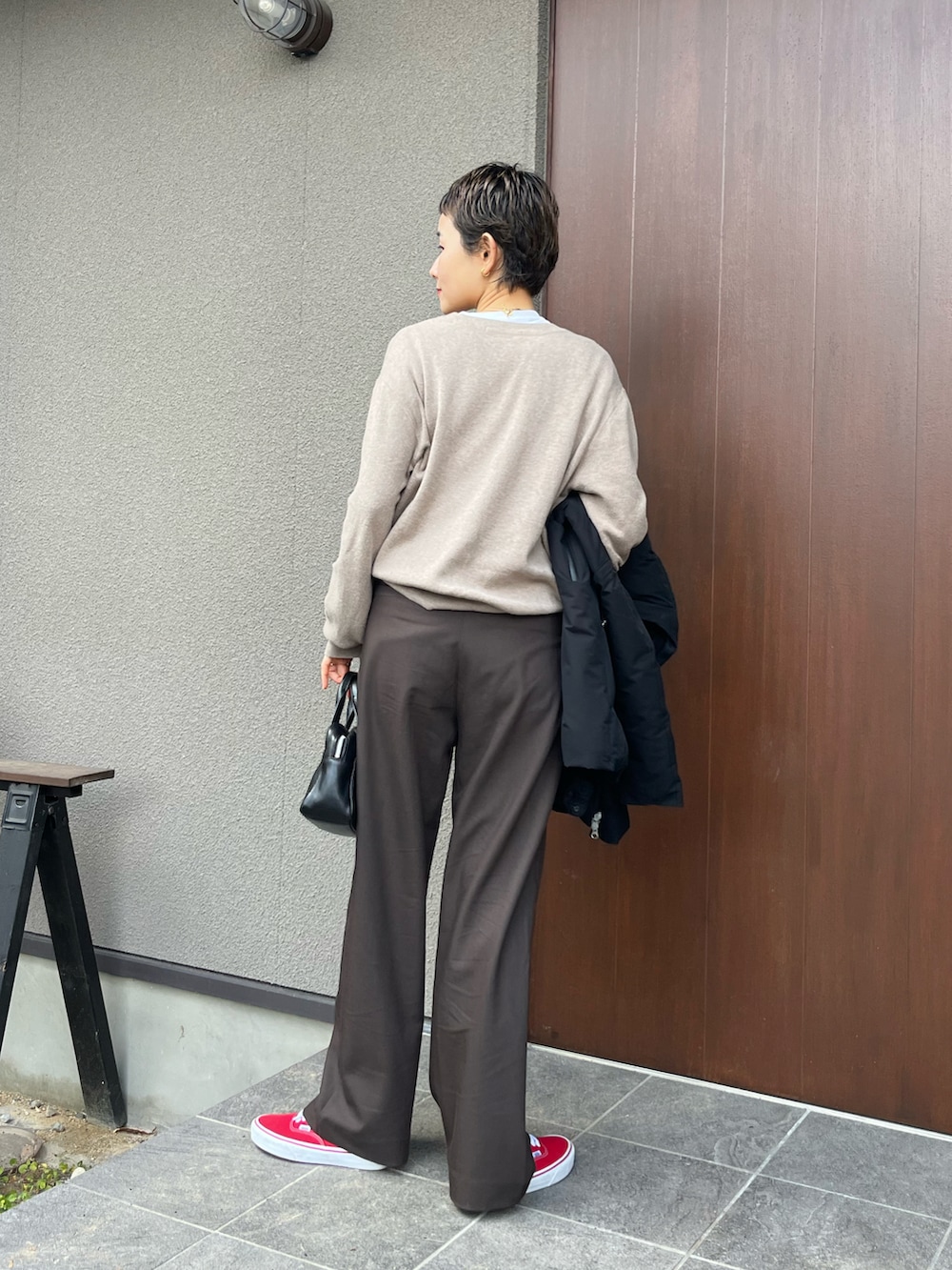 「カジュアルコーデ、スニーカー、シンプルコーデ、ブラウン、パンツスタイル、大人カジュアル、大人コーデ、チョコ色に染まれ、オトナカジュアル、楽チンコーデ、シンプルスタイル、休日スタイル、アクセサリー、ワントーンコーデ、赤」｜「tageechitaの【tageechita】ワイドレッグワンタックパンツ（スラックス、ブラウン系）」を使った、mikkoさん（レディース・161cm）の冬コーディネートの3枚目の写真