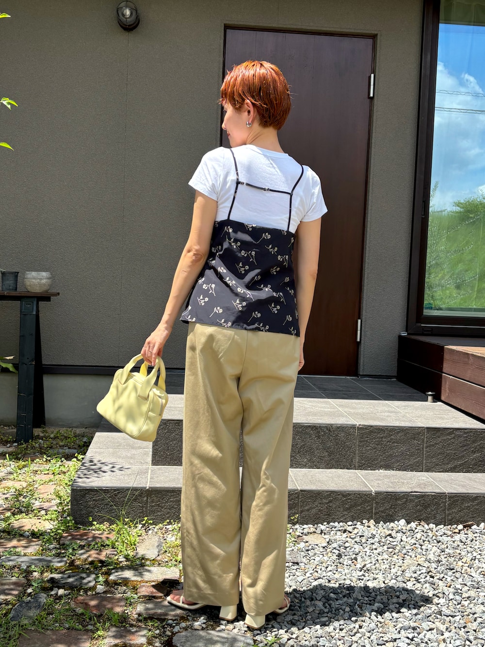 「夏ルックで気分アップ、キャミソール、フラワープリント、チノパン、レイヤードスタイル、レイヤード、ハンドバッグ、サンダル、大人カジュアル、白Tシャツ、Tシャツ、お出かけコーデ、休日スタイル、デートコーデ、大人かわいい」｜「anukeのanuke Flower Jacquard Tops 62510430（キャミソール、ブルー系）」を使った、mikkoさん（骨格ナチュラル・レディース・161cm）の夏コーディネートの3枚目の写真