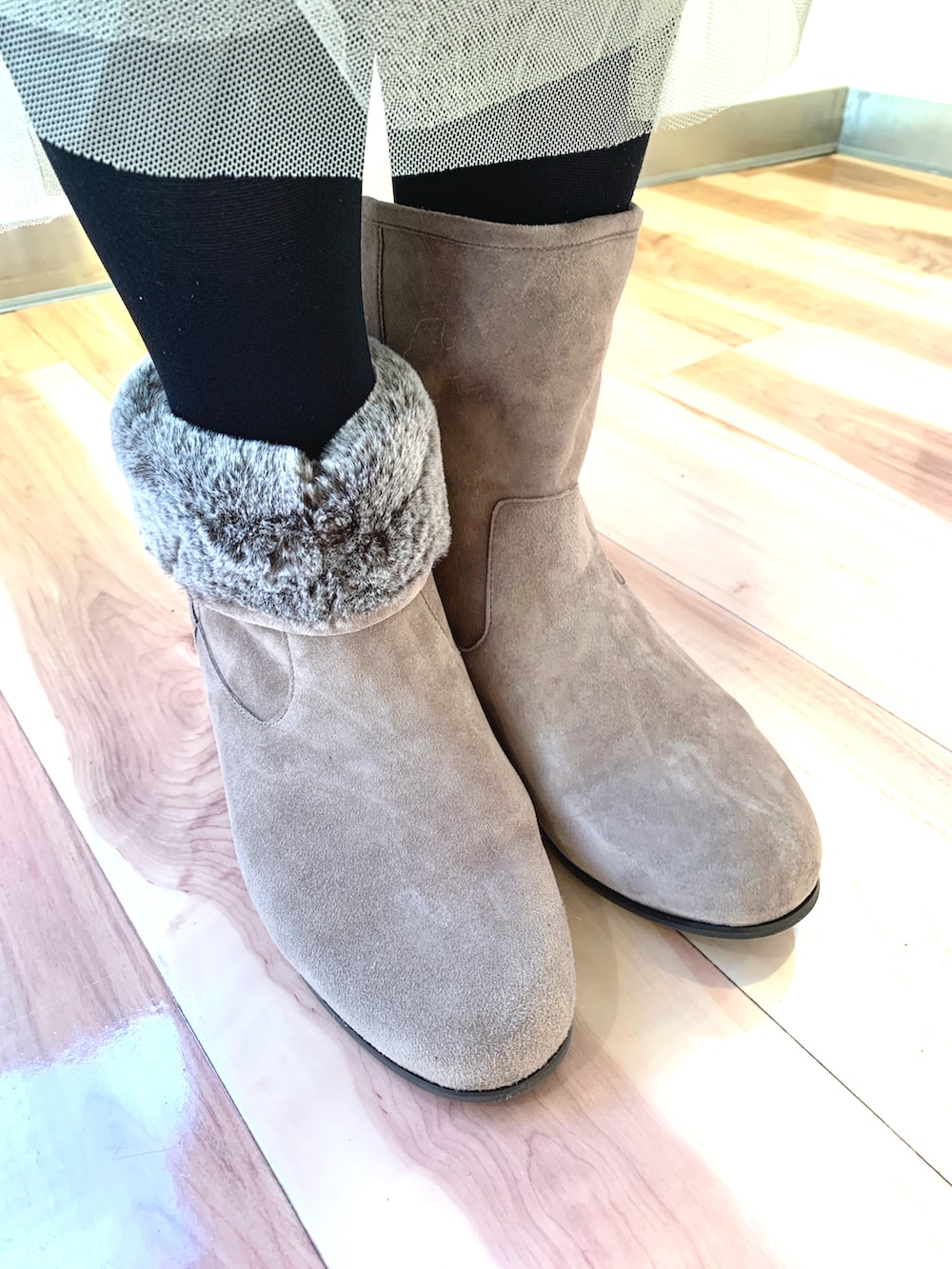 ベージュ系のブーツを着用したレディースの冬コーディネートの3枚目の写真