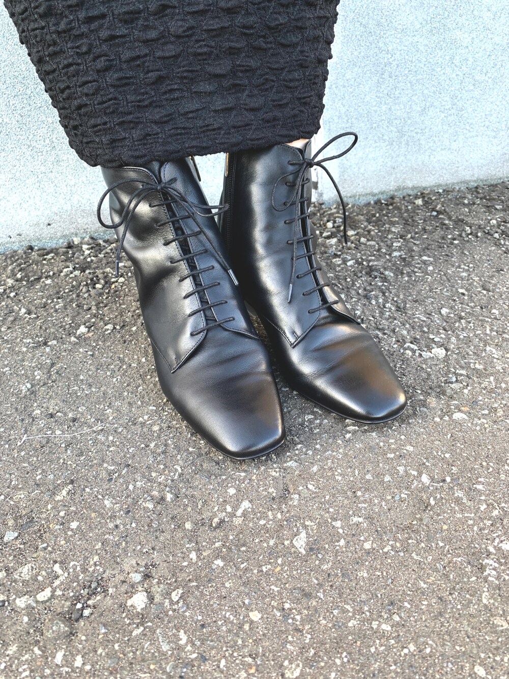 ブラック系のブーツを着用したレディースの秋コーディネートの3枚目の写真