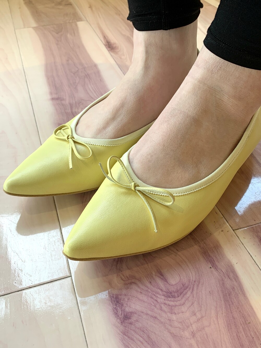 イエロー系のバレエシューズを着用したレディースの春コーディネートの2枚目の写真