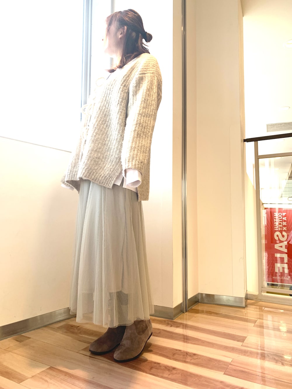 ベージュ系のブーツを着用したレディースの冬コーディネートの2枚目の写真