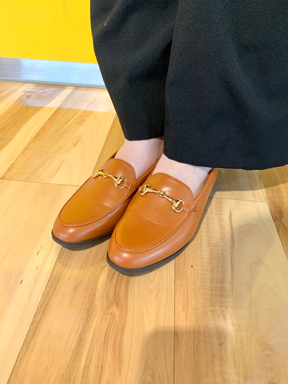 ブラウン系のレインシューズを着用したレディースの秋コーディネートの3枚目の写真