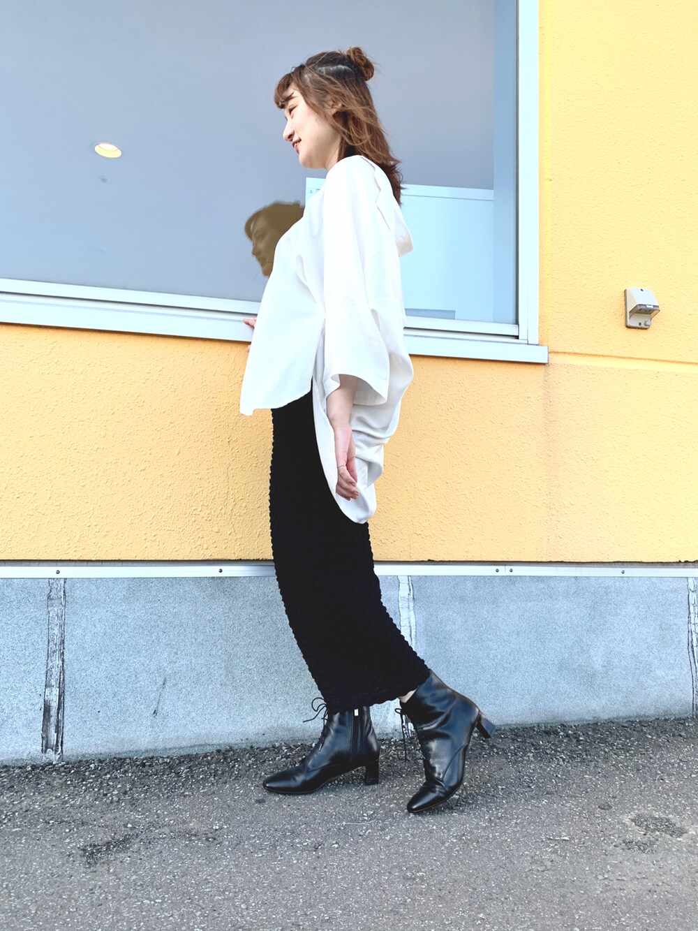 ブラック系のブーツを着用したレディースの秋コーディネートの2枚目の写真