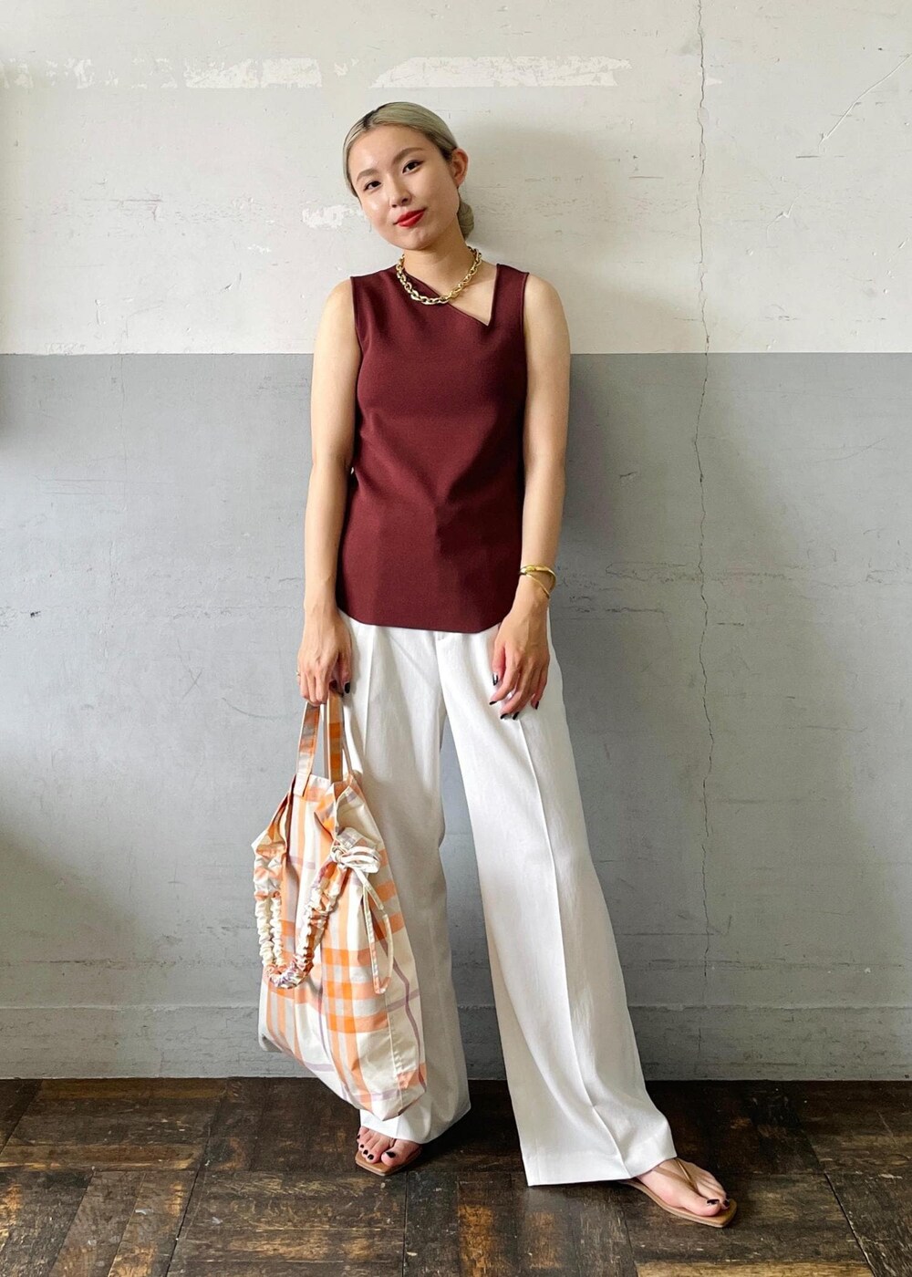 「ネックレス、トング、ビーチサンダル、オレンジ、アシンメトリー、ブラウン、トートバッグ、ニット、ノースリーブ、タンクトップ、ホワイト、パンツ、十分丈、サンダル、ADAM ET ROPÉ」｜「ADAM ET ROPE'のチェックプリントギャザー2WAYトート（トートバッグ、オレンジ系）」を使った、OEさん（レディース・164cm）の夏コーディネートの2枚目の写真