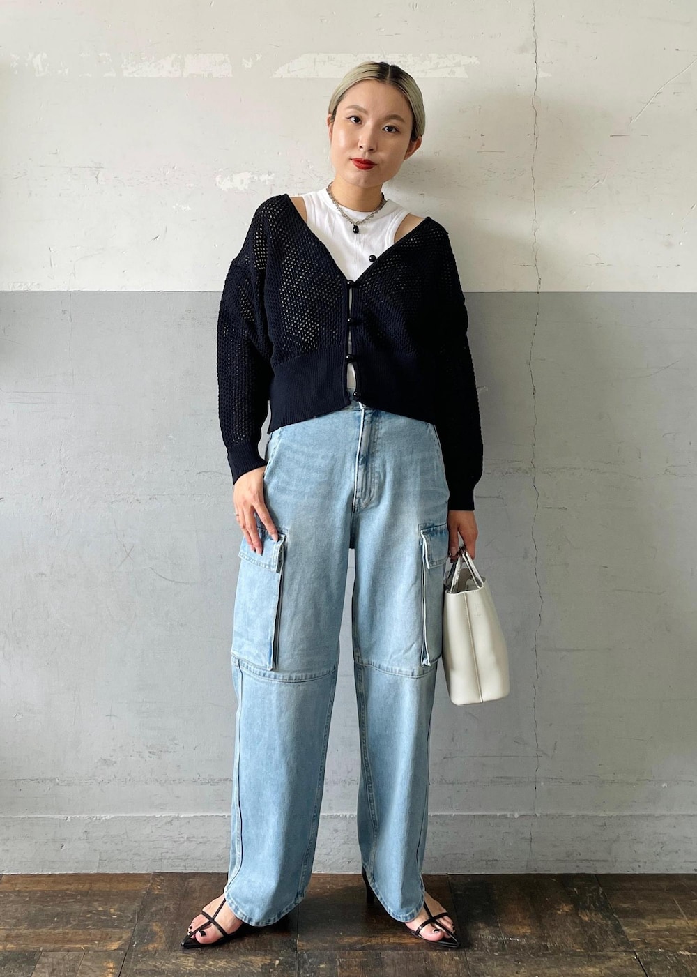「Sisi Joia、シシ ジョイア、ネックレス、ストラップサンダル、バッグ、Miller for ADAM ET ROPE'、Miller、別注、アメリカンスリーブ、タンクトップ、ホワイト、ブラック、ニット、長袖、Vネック」|「MILLERの【Miller for ADAM ET ROPE'】Cup付アメリカンスリーブタンクトップ(タンクトップ、ホワイト系)」を使った、OEさん(レディース・164cm)の夏コーディネートの2枚目の写真