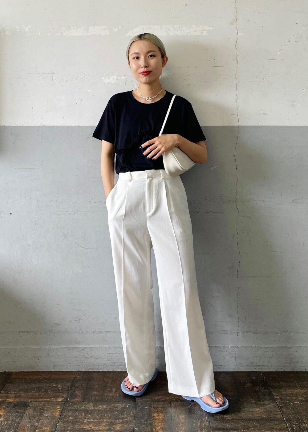 「VIOLETTE ROOM for ADAM ET ROPE'、VIOLETTE ROOM、ローライズ、別注、巾着バッグ、OOFOS、ウーフォス、バイオレットルーム、ブラック、Tシャツ、半袖、クルーネック、ホワイト、パンツ、十分丈」|「ADAM ET ROPE'の【VIOLETTE ROOM for ADAM ET ROPE'】別注 NUANCE TEE(Tシャツ/カットソー、ブラック系)」を使った、OEさん(レディース・164cm)の夏コーディネートの3枚目の写真