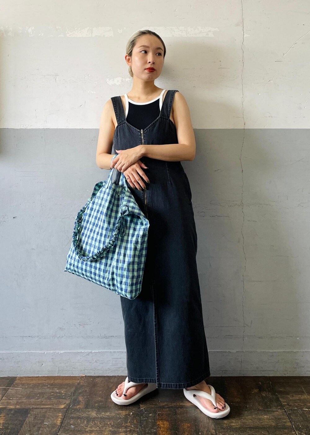「TAW&TOE、トーアンドトー、Allege.for ADAM ET ROPE'、Allege、アレッジ、タンクトップ、キャミソール、ブラック、ホワイト、ブルー、チェック、ギンガムチェック、デニム、ノースリーブ、十分丈」｜「ADAM ET ROPE'のチェックプリントギャザー2WAYトート（トートバッグ、ブルー系）」を使った、OEさん（レディース・164cm）の夏コーディネートの3枚目の写真