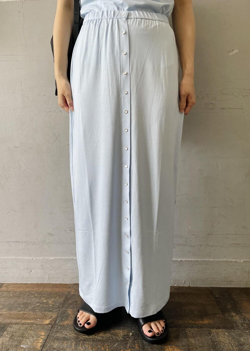 「BATTLE LAKE、バトルレイク、agnes b. pour ADAM ET ROPE'、agnes b.、アニエスベー、別注、ポロシャツ、ジップ、チャンキソール、シャワーサンダル、ブラック、リュック、ブルー、ロング、半袖」｜「BATTLE LAKEの【BATTLE LAKE】STOWAWAY PACK（バックパック/リュック、ブラック系）」を使った、OEさん（レディース・164cm）の春コーディネートの7枚目の写真
