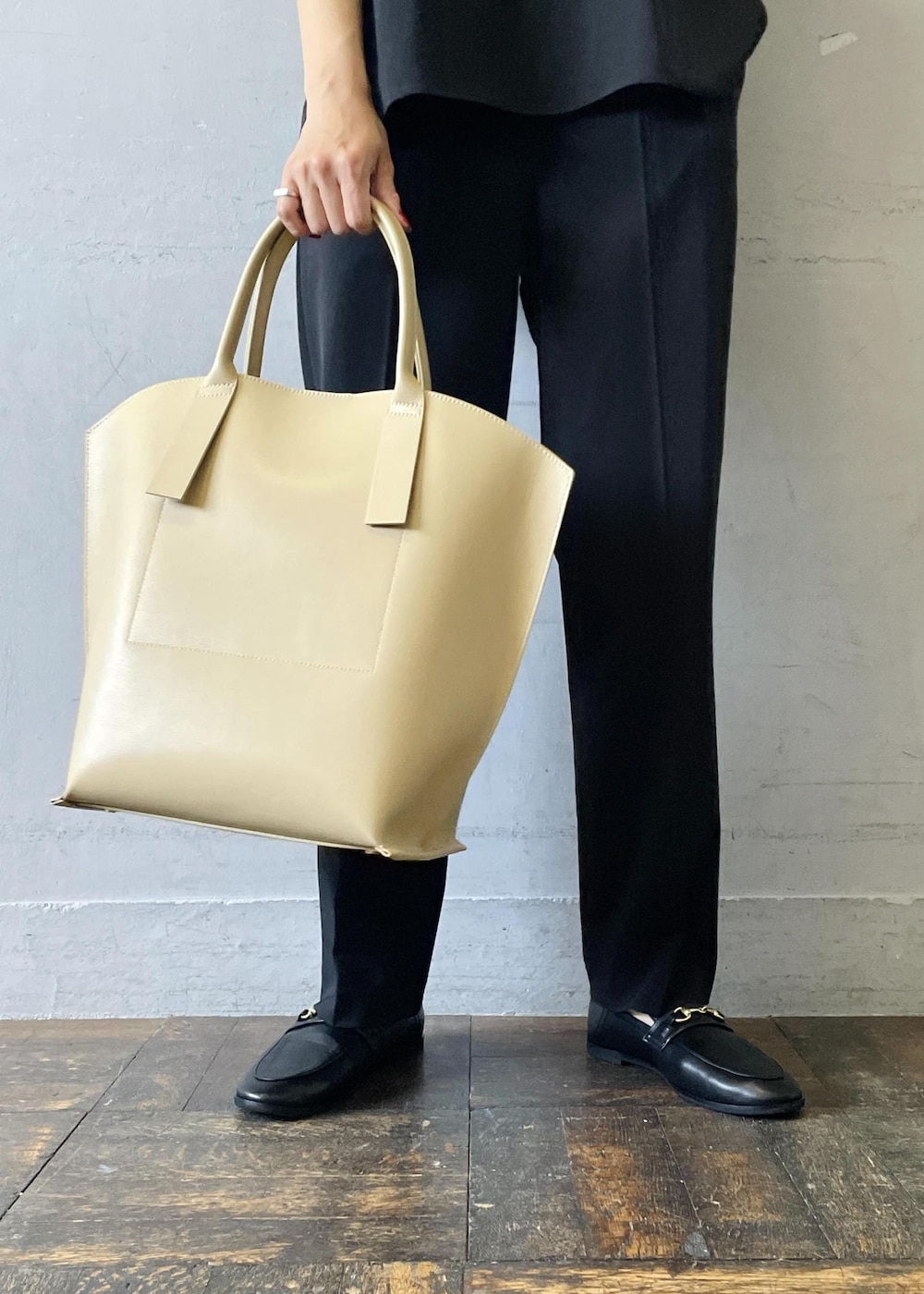 「バンドカラー、Mode of Lady、ベージュ、トートバッグ、パンツ、十分丈、テーパード、センタープレス、スラックス、ブラック、フラット、ローファー、ADAM ET ROPÉ、FEMME、SDGs」｜「ADAM ET ROPE'の【サステナブル】ソフトビットローファー（ローファー、ブラック系）」を使った、OEさん（レディース・164cm）の春コーディネートの8枚目の写真