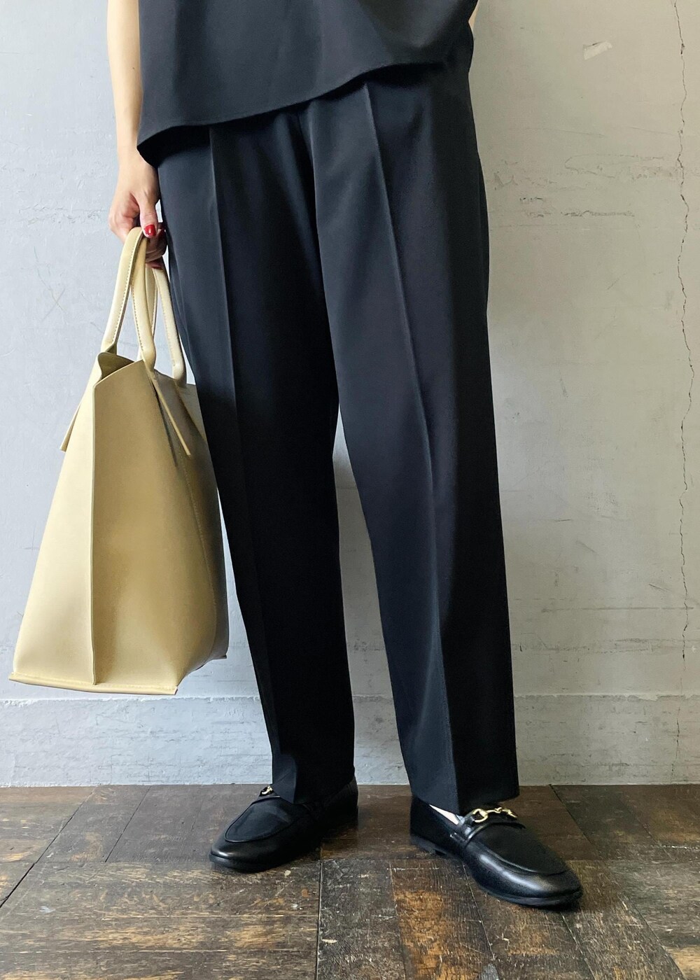 「バンドカラー、Mode of Lady、ベージュ、トートバッグ、パンツ、十分丈、テーパード、センタープレス、スラックス、ブラック、フラット、ローファー、ADAM ET ROPÉ、FEMME、SDGs」｜「ADAM ET ROPE'の【サステナブル】ソフトビットローファー（ローファー、ブラック系）」を使った、OEさん（レディース・164cm）の春コーディネートの7枚目の写真