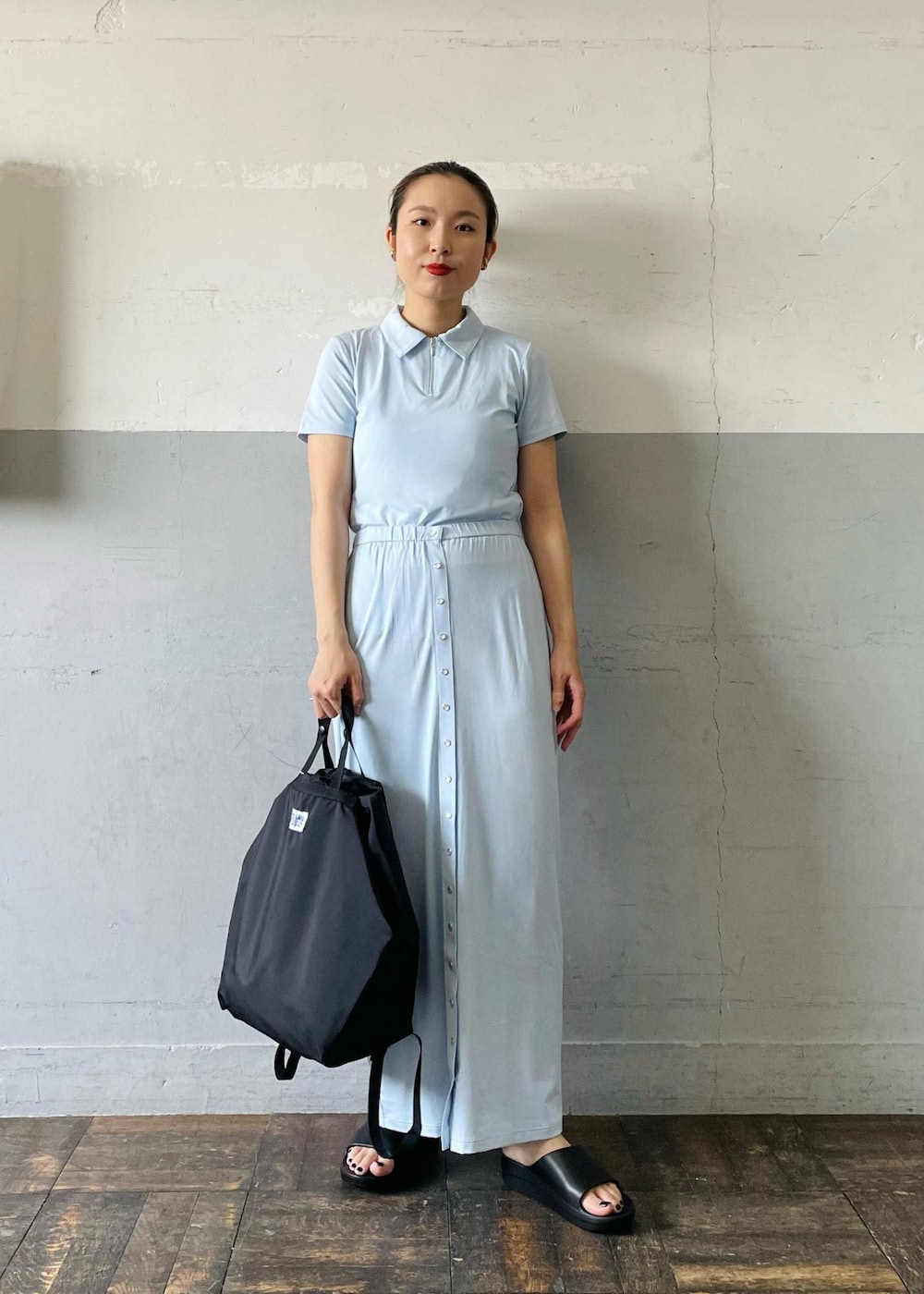 「BATTLE LAKE、バトルレイク、agnes b. pour ADAM ET ROPE'、agnes b.、アニエスベー、別注、ポロシャツ、ジップ、チャンキソール、シャワーサンダル、ブラック、リュック、ブルー、ロング、半袖」｜「BATTLE LAKEの【BATTLE LAKE】STOWAWAY PACK（バックパック/リュック、ブラック系）」を使った、OEさん（レディース・164cm）の春コーディネートの4枚目の写真