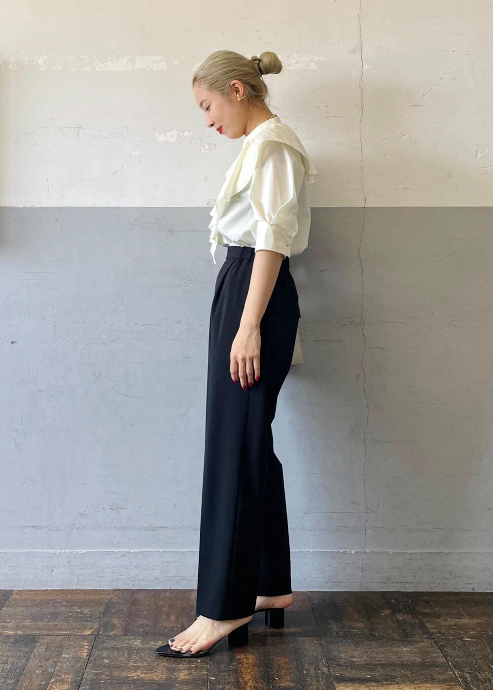 「MARY AL TERNA、メアリ オル ターナ、ネックレス、ゴールド、バッグ、ミュール、Mode of Lady、ホワイト、ブラウス、フリル、ブラック、パンツ、十分丈、ハイウエスト、テーパード」|「ADAM ET ROPE'のplump chain necklace(ネックレス、ゴールド系)」を使った、OEさん(レディース・164cm)の春コーディネートの2枚目の写真