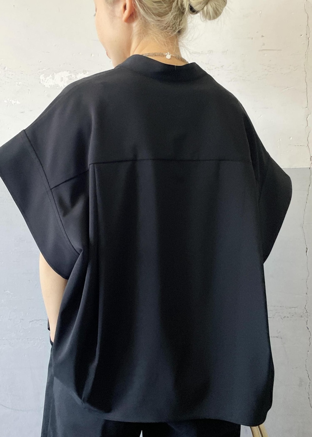 「バンドカラー、Mode of Lady、ベージュ、トートバッグ、パンツ、十分丈、テーパード、センタープレス、スラックス、ブラック、フラット、ローファー、ADAM ET ROPÉ、FEMME、SDGs」｜「ADAM ET ROPE'の【サステナブル】ソフトビットローファー（ローファー、ブラック系）」を使った、OEさん（レディース・164cm）の春コーディネートの6枚目の写真