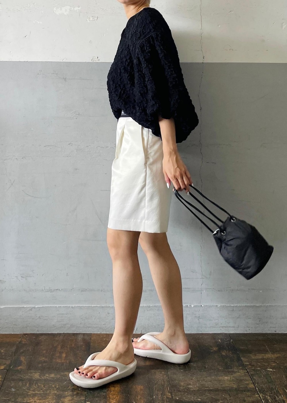 「ジャガード、ロゴ、ショートパンツ、サテン、TAW&TOE、トーアンドトー、ネックレス、ハンドバッグ、バッグ、ブラック、ブラウス、Vネック、ホワイト、パンツ、サンダル」|「ADAM ET ROPE'のジャカードパイピングブラウス(シャツ/ブラウス、ブラック系)」を使った、OEさん(レディース・164cm)の夏コーディネートの3枚目の写真