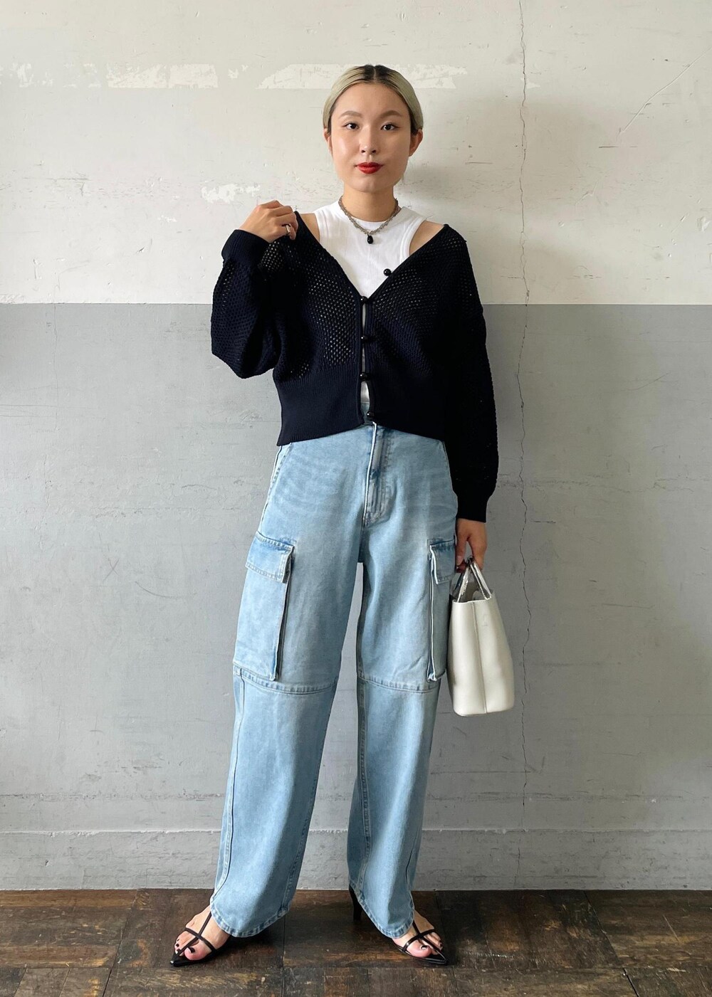 「Sisi Joia、シシ ジョイア、ネックレス、ストラップサンダル、バッグ、Miller for ADAM ET ROPE'、Miller、別注、アメリカンスリーブ、タンクトップ、ホワイト、ブラック、ニット、長袖、Vネック」|「MILLERの【Miller for ADAM ET ROPE'】Cup付アメリカンスリーブタンクトップ(タンクトップ、ホワイト系)」を使った、OEさん(レディース・164cm)の夏コーディネートの3枚目の写真