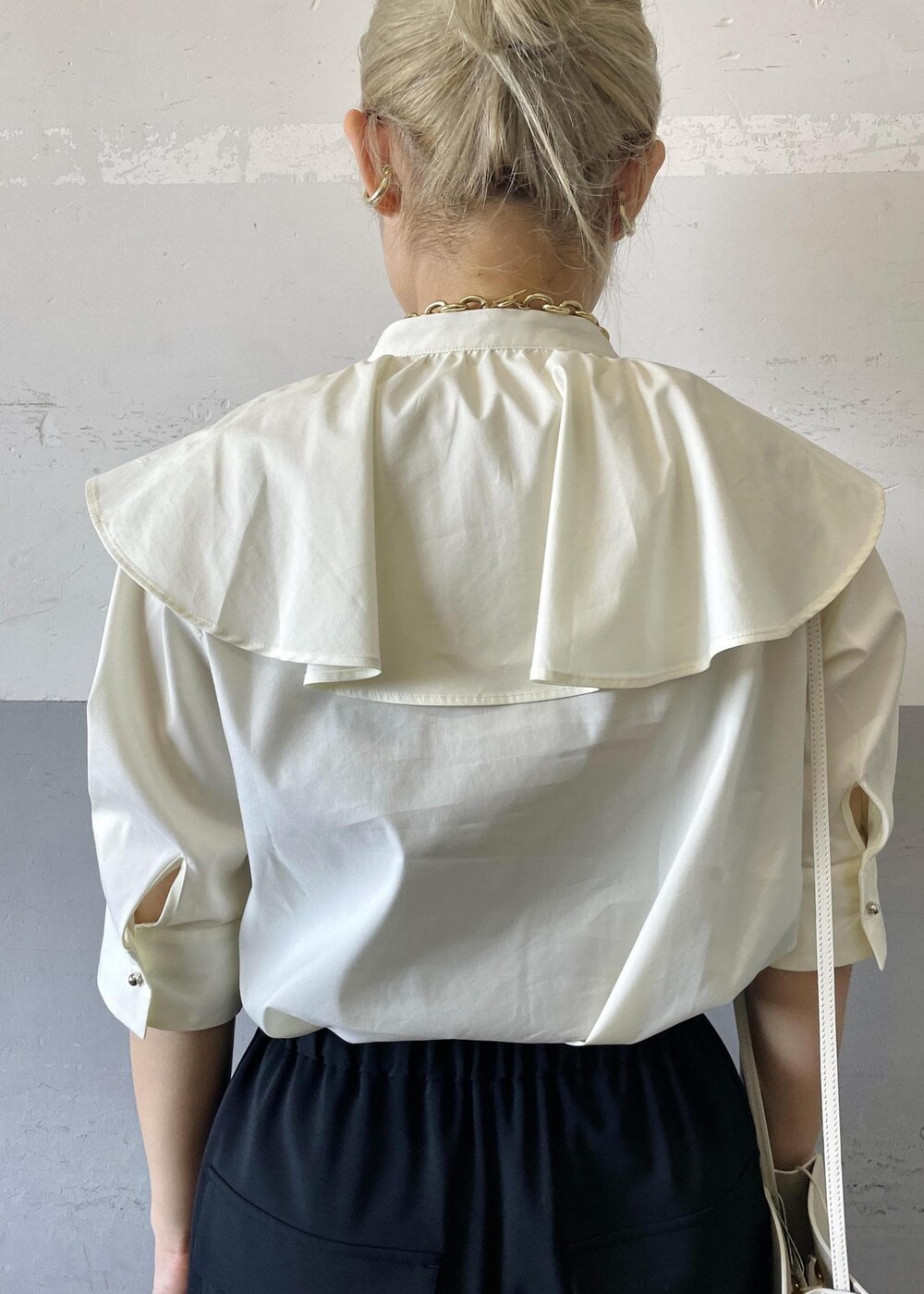 「MARY AL TERNA、メアリ オル ターナ、ネックレス、ゴールド、バッグ、ミュール、Mode of Lady、ホワイト、ブラウス、フリル、ブラック、パンツ、十分丈、ハイウエスト、テーパード」|「ADAM ET ROPE'のplump chain necklace(ネックレス、ゴールド系)」を使った、OEさん(レディース・164cm)の春コーディネートの6枚目の写真