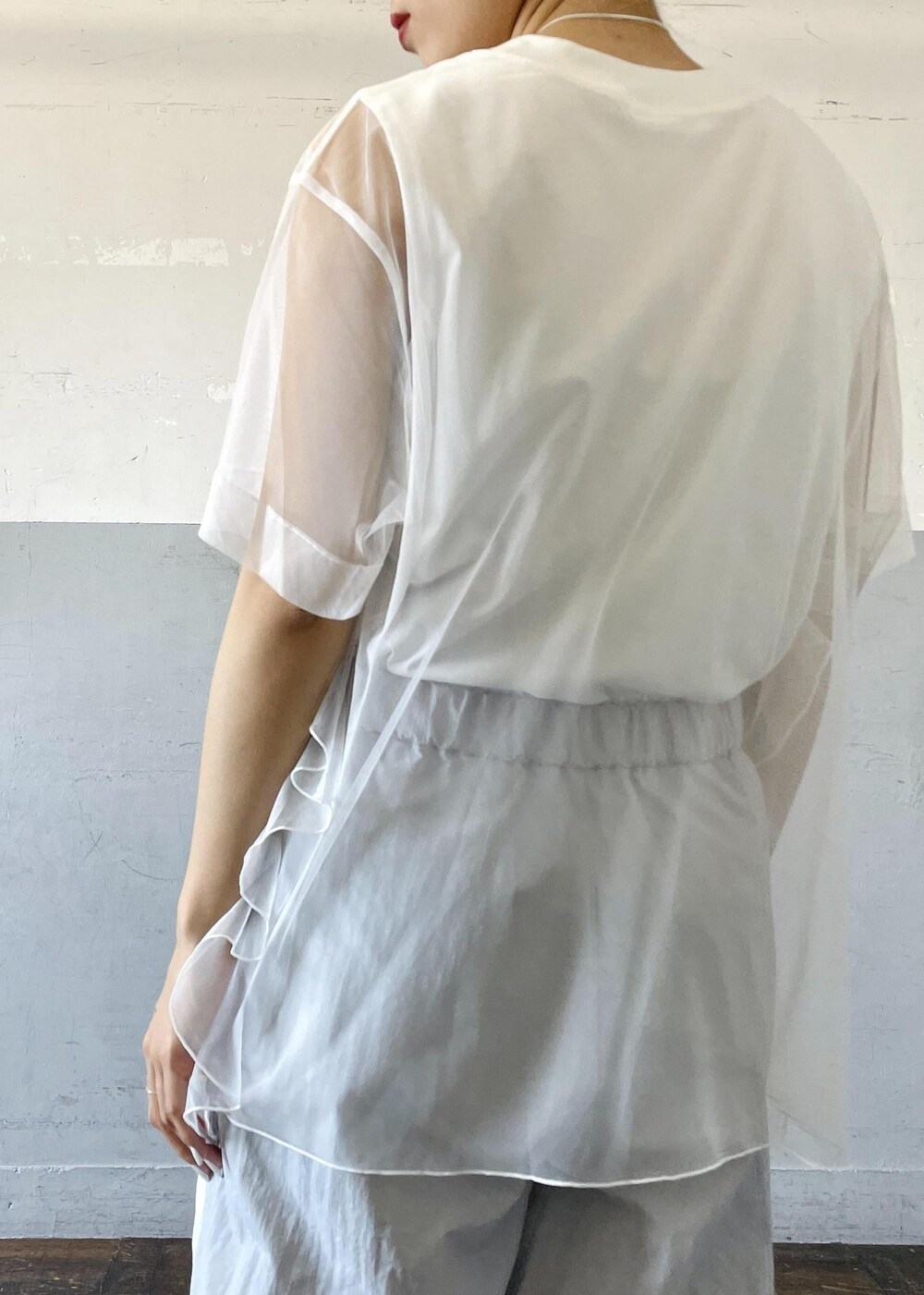 「BOTANICAL DYED、シルバー、ナイロンパンツ、ネックレス、チュール、フリル、ホワイト、プルオーバー、クルーネック、パンツ、グレー、十分丈、サンダル、ストラップ、ストラップサンダル」｜「ADAM ET ROPE'の【サステナブル】ナロークロスストラップサンダル（サンダル、シルバー系）」を使った、OEさん（レディース・164cm）の夏コーディネートの8枚目の写真