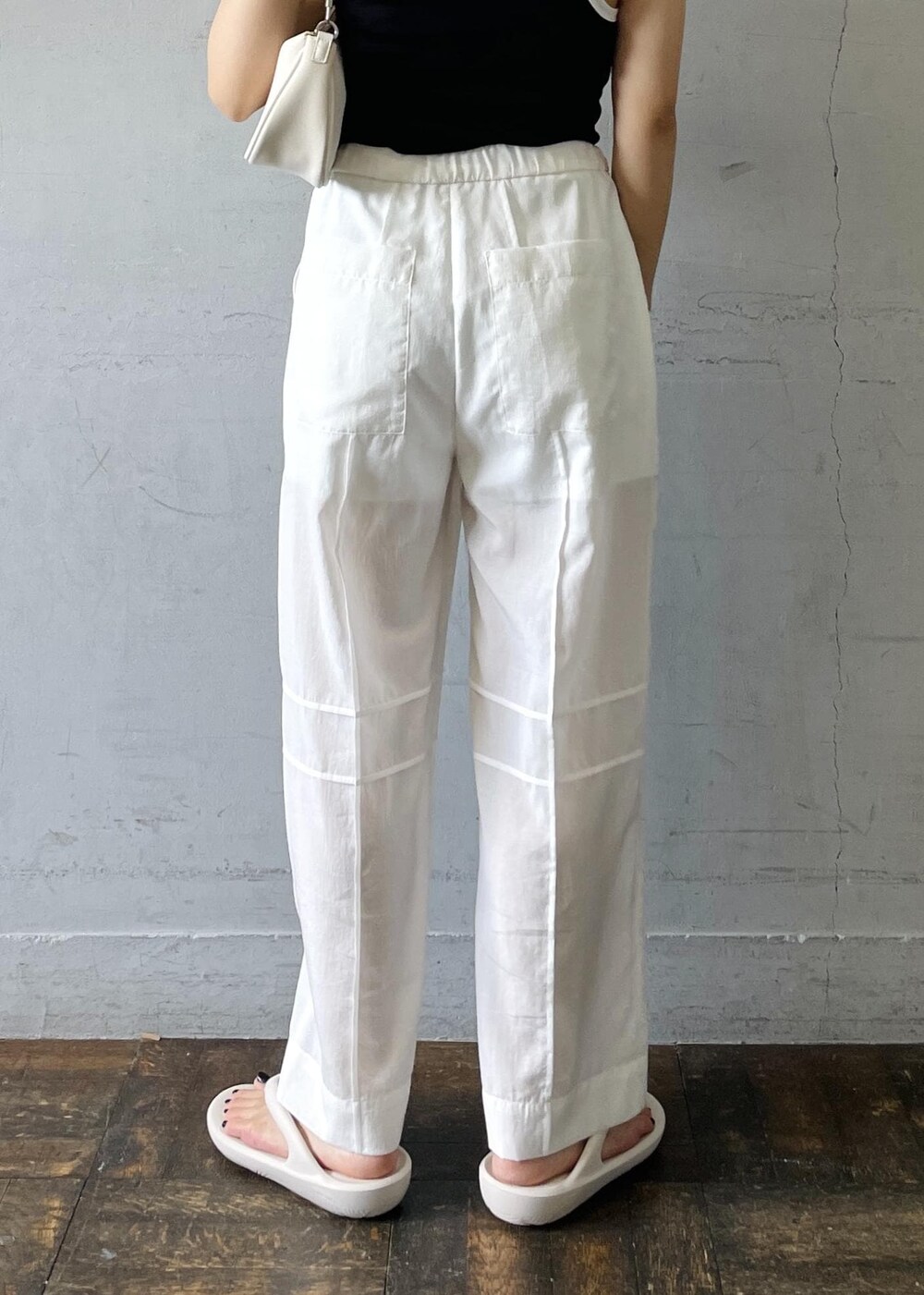 「Allege.for ADAM ET ROPE'、Allege、アレッジ、イージーパンツ、TAW&TOE、トーアンドトー、タンクトップ、別注、ブラック、ノースリーブ、キャミソール、ホワイト、パンツ、十分丈、ハイウエスト」｜「ADAM ET ROPE'のネオプレンワンハンドルバッグ（ショルダーバッグ、ホワイト系）」を使った、OEさん（レディース・164cm）の夏コーディネートの7枚目の写真