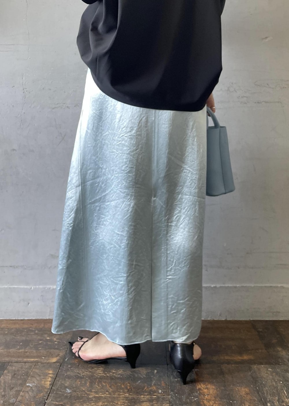 「サテン、バンドカラー、Mode of Lady、ブルー、ハンドバッグ、ライトブルー、サックスブルー、ブラック、ブラウス、半袖、Vネック、スカート、ロング、サンダル、ストラップ」|「ADAM ET ROPE'のダブルポケット2WAYバッグ(ショルダーバッグ、ブルー系)」を使った、OEさん(レディース・164cm)の春コーディネートの9枚目の写真