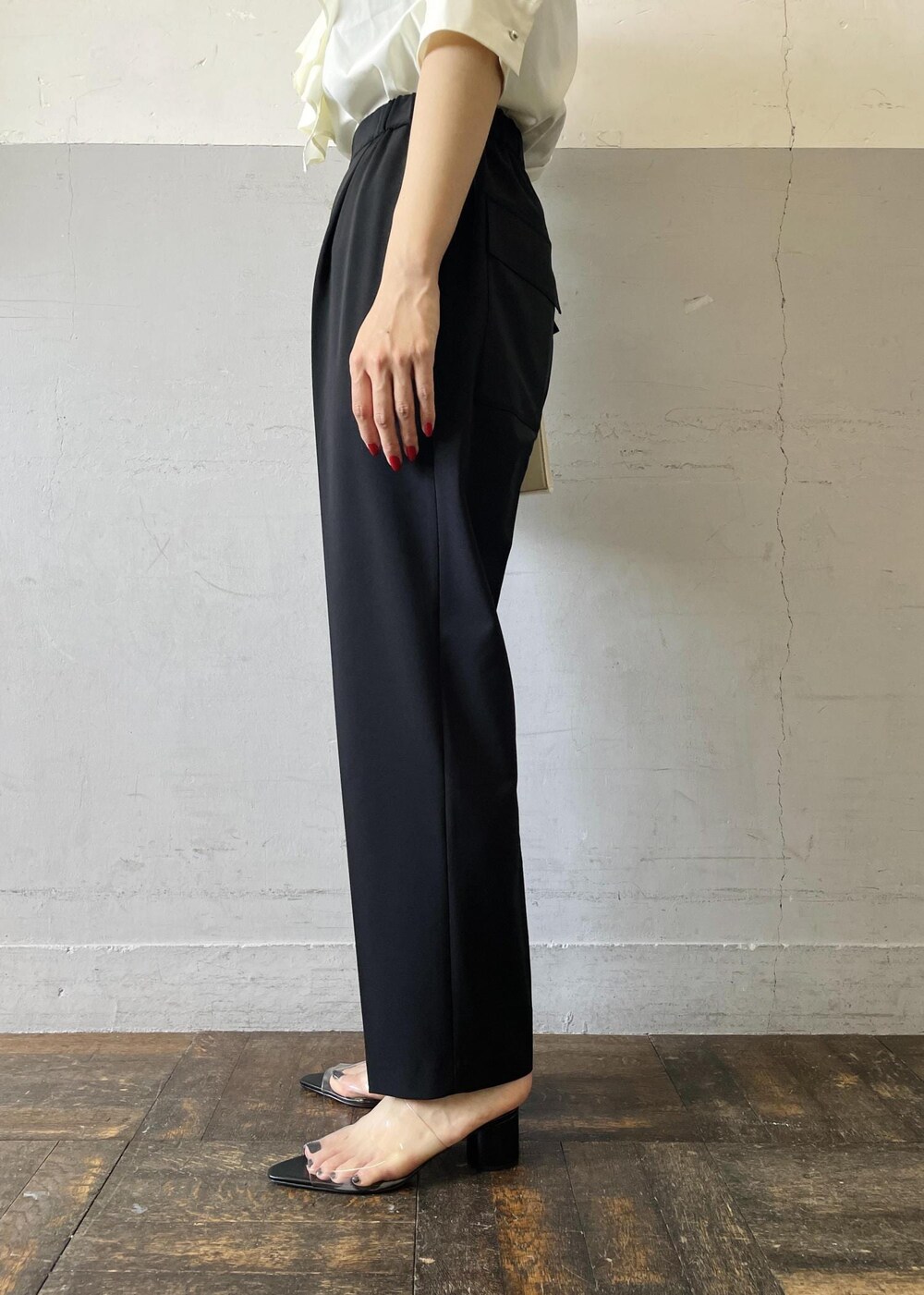 「MARY AL TERNA、メアリ オル ターナ、ネックレス、ゴールド、バッグ、ミュール、Mode of Lady、ホワイト、ブラウス、フリル、ブラック、パンツ、十分丈、ハイウエスト、テーパード」|「ADAM ET ROPE'のplump chain necklace(ネックレス、ゴールド系)」を使った、OEさん(レディース・164cm)の春コーディネートの8枚目の写真