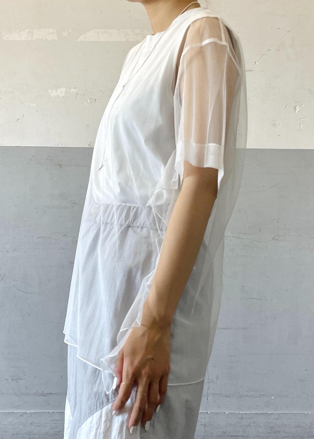 「BOTANICAL DYED、シルバー、ナイロンパンツ、ネックレス、チュール、フリル、ホワイト、プルオーバー、クルーネック、パンツ、グレー、十分丈、サンダル、ストラップ、ストラップサンダル」｜「ADAM ET ROPE'の【サステナブル】ナロークロスストラップサンダル（サンダル、シルバー系）」を使った、OEさん（レディース・164cm）の夏コーディネートの6枚目の写真