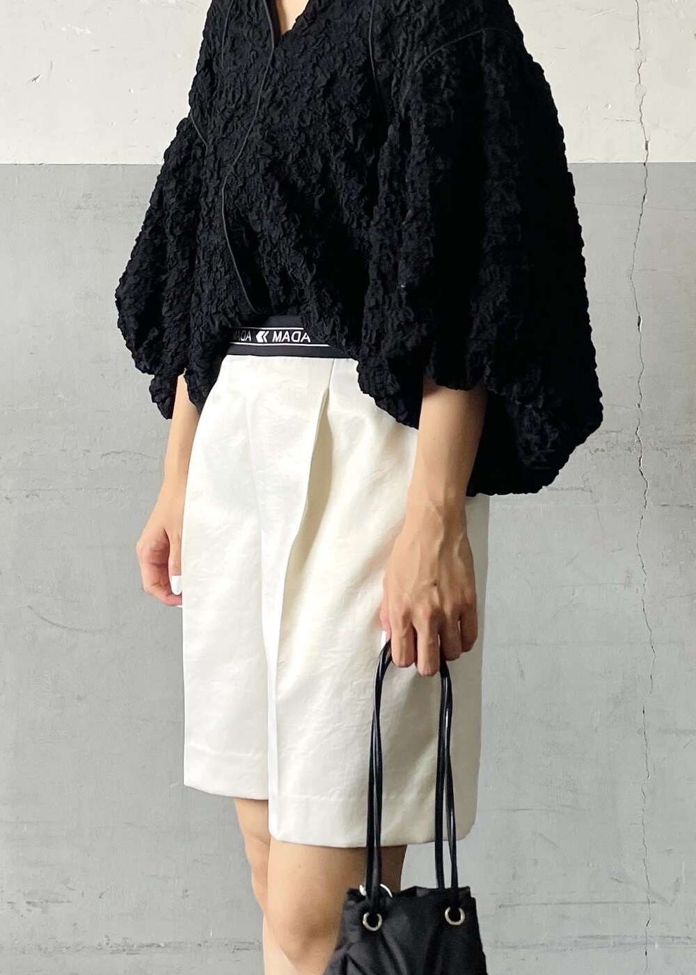 「ジャガード、ロゴ、ショートパンツ、サテン、TAW&TOE、トーアンドトー、ネックレス、ハンドバッグ、バッグ、ブラック、ブラウス、Vネック、ホワイト、パンツ、サンダル」|「ADAM ET ROPE'のジャカードパイピングブラウス(シャツ/ブラウス、ブラック系)」を使った、OEさん(レディース・164cm)の夏コーディネートの9枚目の写真