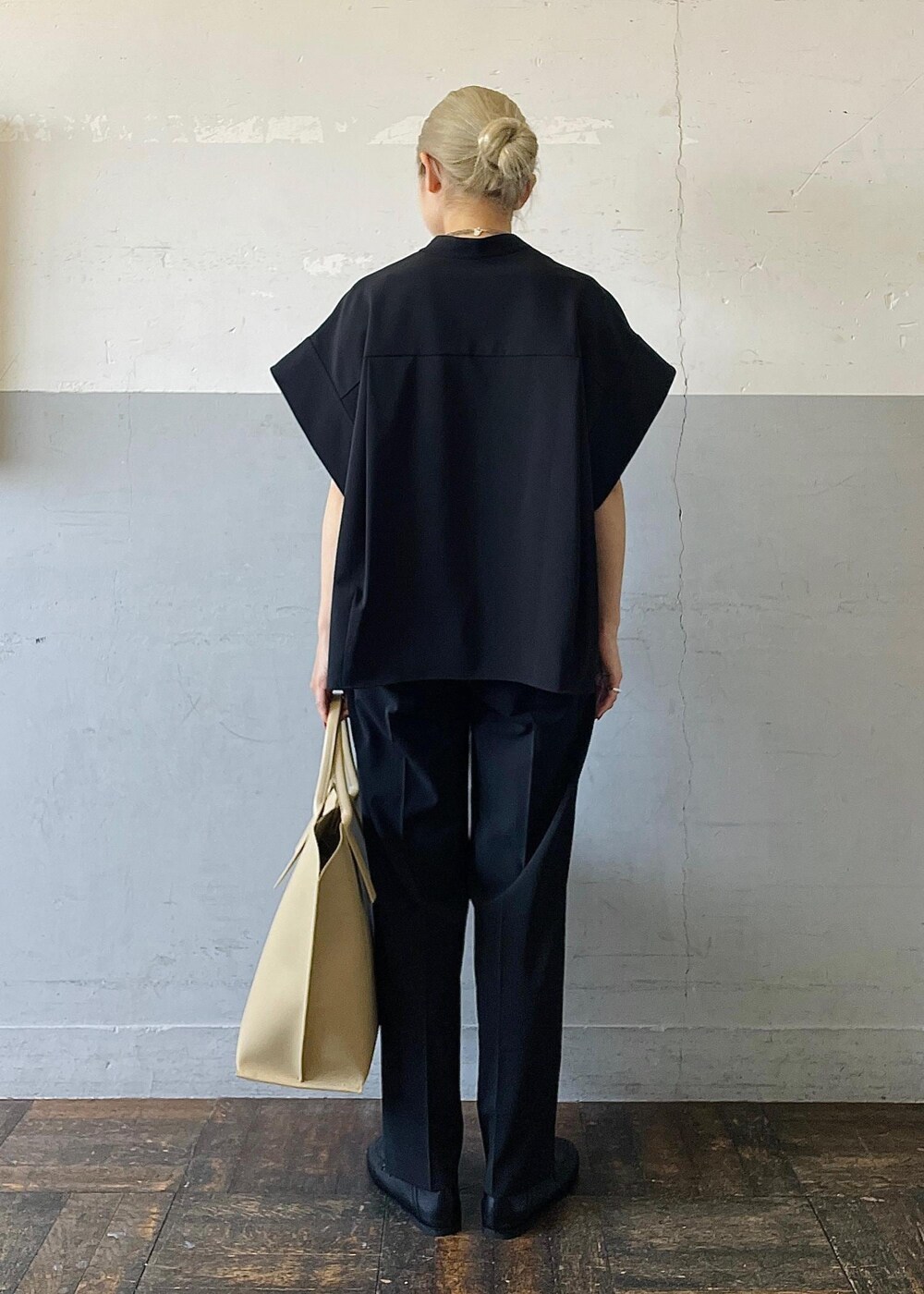 「バンドカラー、Mode of Lady、ベージュ、トートバッグ、パンツ、十分丈、テーパード、センタープレス、スラックス、ブラック、フラット、ローファー、ADAM ET ROPÉ、FEMME、SDGs」｜「ADAM ET ROPE'の【サステナブル】ソフトビットローファー（ローファー、ブラック系）」を使った、OEさん（レディース・164cm）の春コーディネートの3枚目の写真