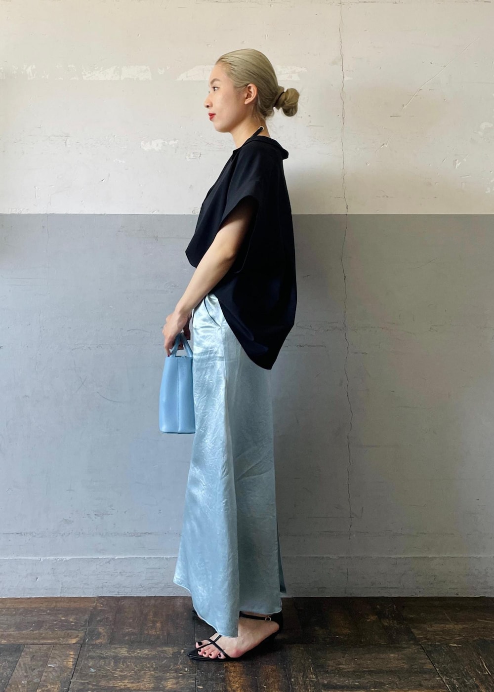 「サテン、バンドカラー、Mode of Lady、ブルー、ハンドバッグ、ライトブルー、サックスブルー、ブラック、ブラウス、半袖、Vネック、スカート、ロング、サンダル、ストラップ」|「ADAM ET ROPE'のダブルポケット2WAYバッグ(ショルダーバッグ、ブルー系)」を使った、OEさん(レディース・164cm)の春コーディネートの3枚目の写真