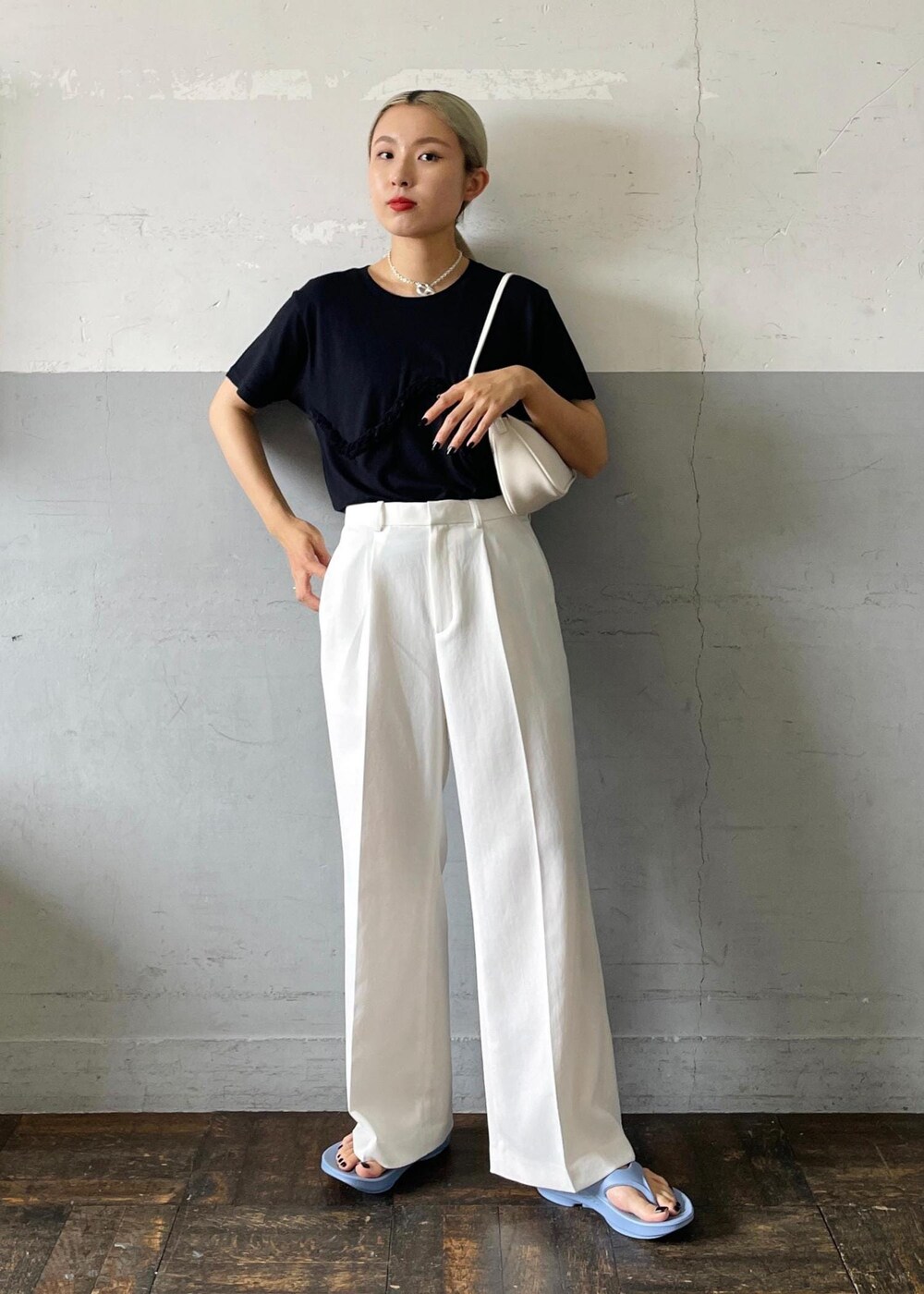 「VIOLETTE ROOM for ADAM ET ROPE'、VIOLETTE ROOM、ローライズ、別注、巾着バッグ、OOFOS、ウーフォス、バイオレットルーム、ブラック、Tシャツ、半袖、クルーネック、ホワイト、パンツ、十分丈」|「ADAM ET ROPE'の【VIOLETTE ROOM for ADAM ET ROPE'】別注 NUANCE TEE(Tシャツ/カットソー、ブラック系)」を使った、OEさん(レディース・164cm)の夏コーディネートの2枚目の写真