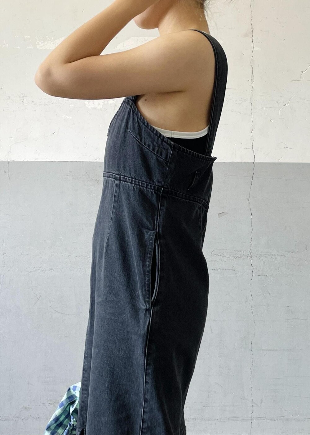 「TAW&TOE、トーアンドトー、Allege.for ADAM ET ROPE'、Allege、アレッジ、タンクトップ、キャミソール、ブラック、ホワイト、ブルー、チェック、ギンガムチェック、デニム、ノースリーブ、十分丈」｜「ADAM ET ROPE'のチェックプリントギャザー2WAYトート（トートバッグ、ブルー系）」を使った、OEさん（レディース・164cm）の夏コーディネートの7枚目の写真