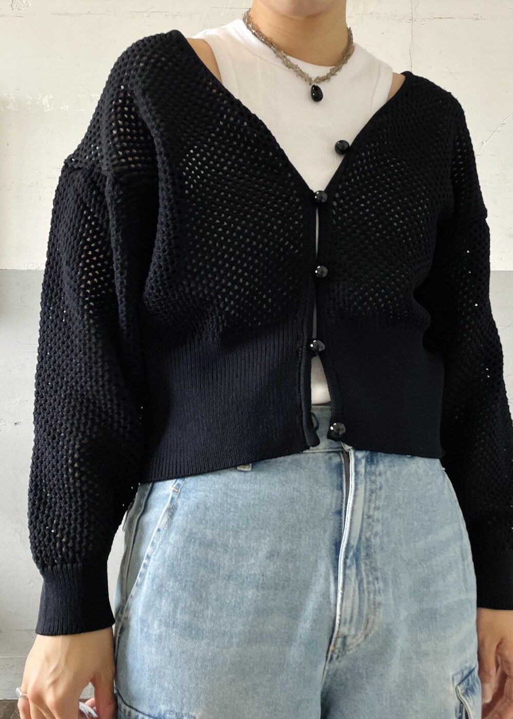 「Sisi Joia、シシ ジョイア、ネックレス、ストラップサンダル、バッグ、Miller for ADAM ET ROPE'、Miller、別注、アメリカンスリーブ、タンクトップ、ホワイト、ブラック、ニット、長袖、Vネック」|「MILLERの【Miller for ADAM ET ROPE'】Cup付アメリカンスリーブタンクトップ(タンクトップ、ホワイト系)」を使った、OEさん(レディース・164cm)の夏コーディネートの7枚目の写真