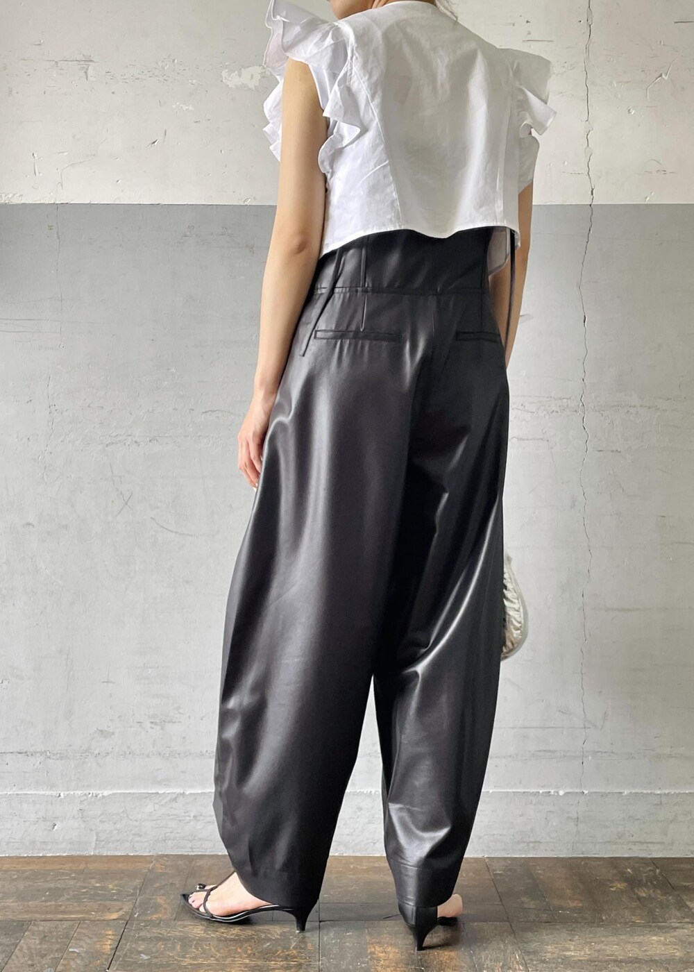 「シルバー、フリル、ハンドバッグ、kokyo、コキヨ、ホワイト、Tシャツ、ブラウス、クルーネック、ブラック、ワイド、ノースリーブ、十分丈、サロペット、サンダル」|「ADAM ET ROPE'の【サステナブル】ナロークロスストラップサンダル(サンダル、ブラック系)」を使った、OEさん(レディース・164cm)の夏コーディネートの9枚目の写真