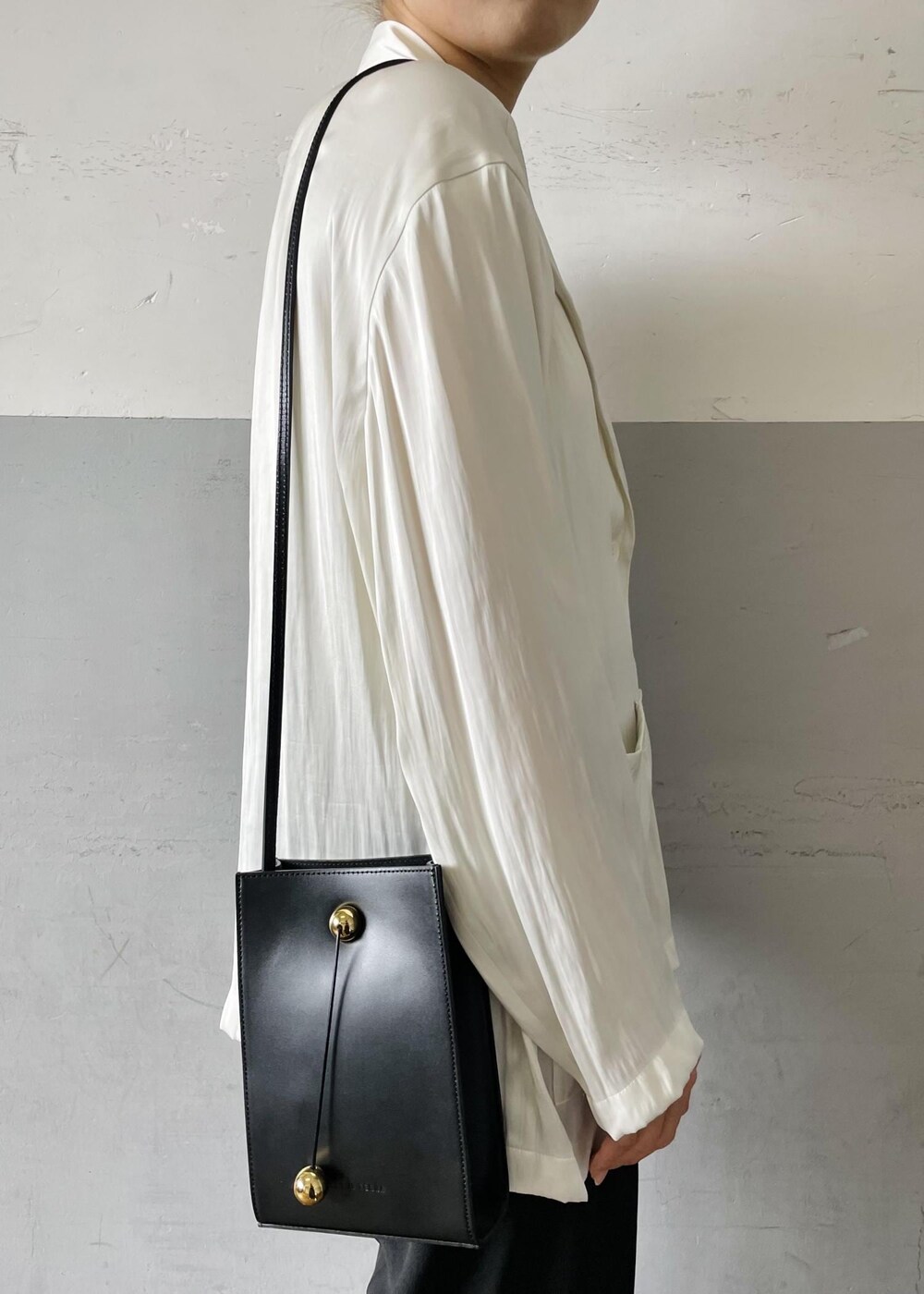 「MARY AL TERNA、メアリ オル ターナ、バッグ、キャミソール、サテン素材、ストラップサンダル、ホワイト、長袖、シャツ、襟、ブラック、パンツ、十分丈、ストレート、センタープレス」|「ADAM ET ROPE'のサテンシャツジャケット(その他アウター、ホワイト系)」を使った、OEさん(レディース・164cm)の春コーディネートの7枚目の写真