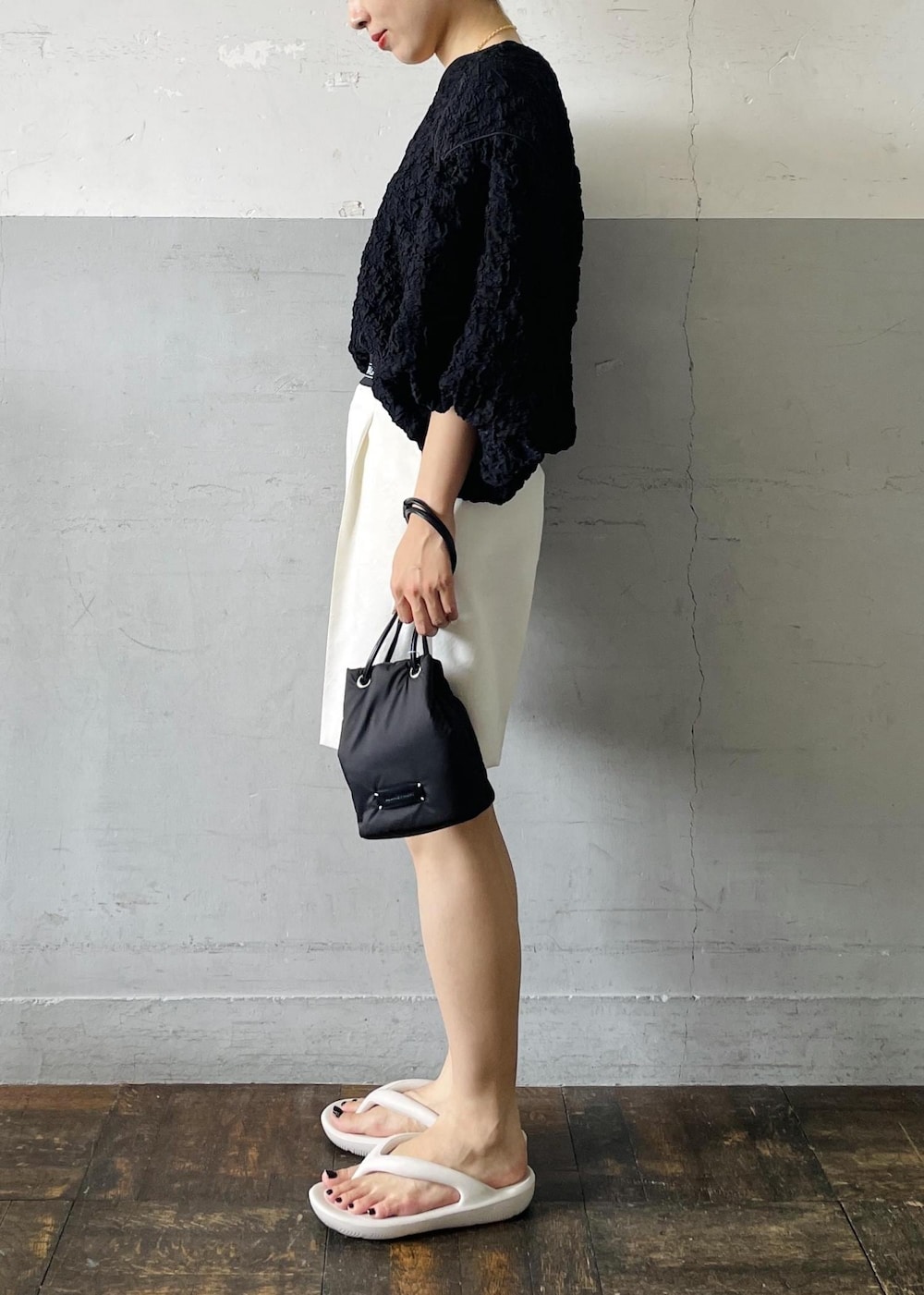 「ジャガード、ロゴ、ショートパンツ、サテン、TAW&TOE、トーアンドトー、ネックレス、ハンドバッグ、バッグ、ブラック、ブラウス、Vネック、ホワイト、パンツ、サンダル」|「ADAM ET ROPE'のジャカードパイピングブラウス(シャツ/ブラウス、ブラック系)」を使った、OEさん(レディース・164cm)の夏コーディネートの2枚目の写真